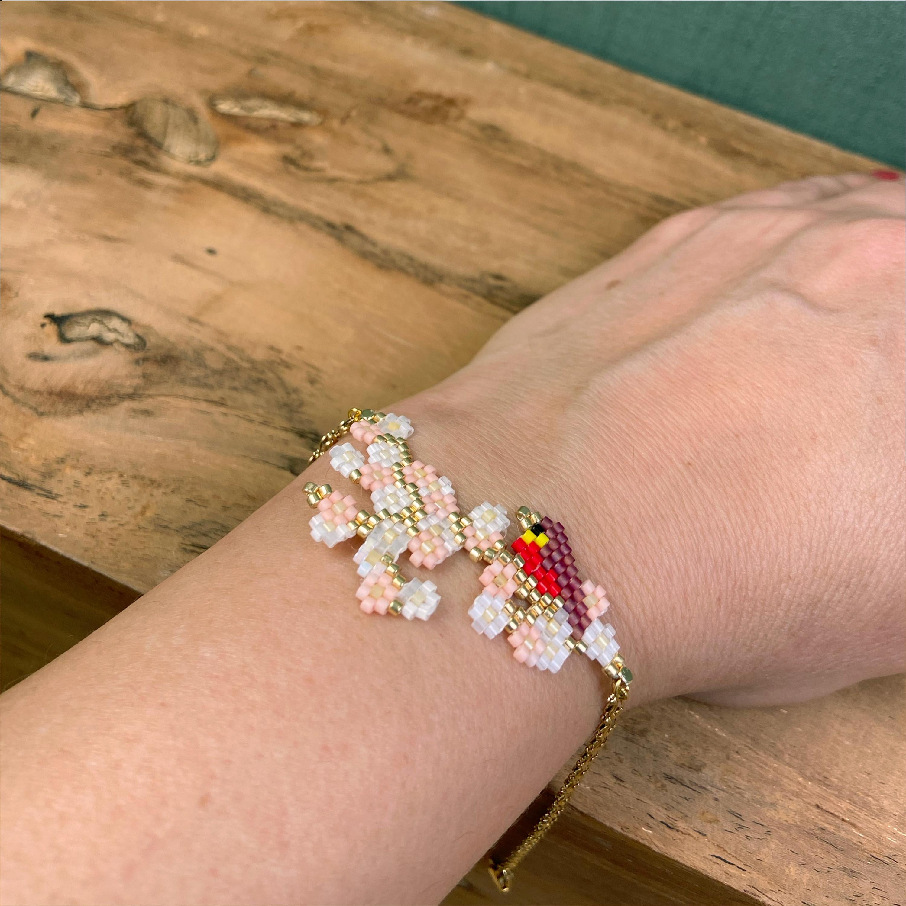 Handgefertigte Armband – Rotkehlchen auf zarten Blüten aus Miyuki-Perlen