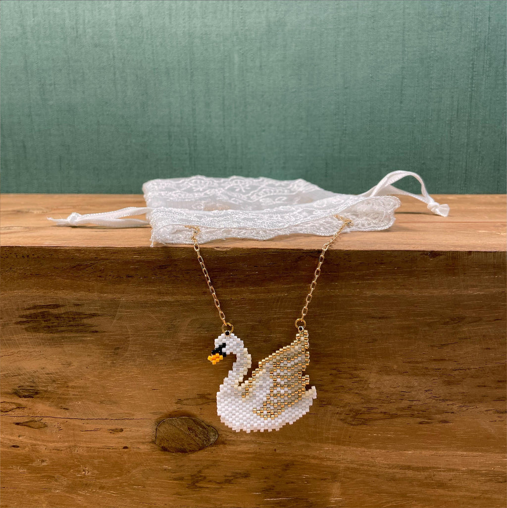 Elegante Miyuki-Perlenkette mit Schwan-Anhänger – handgefertigt