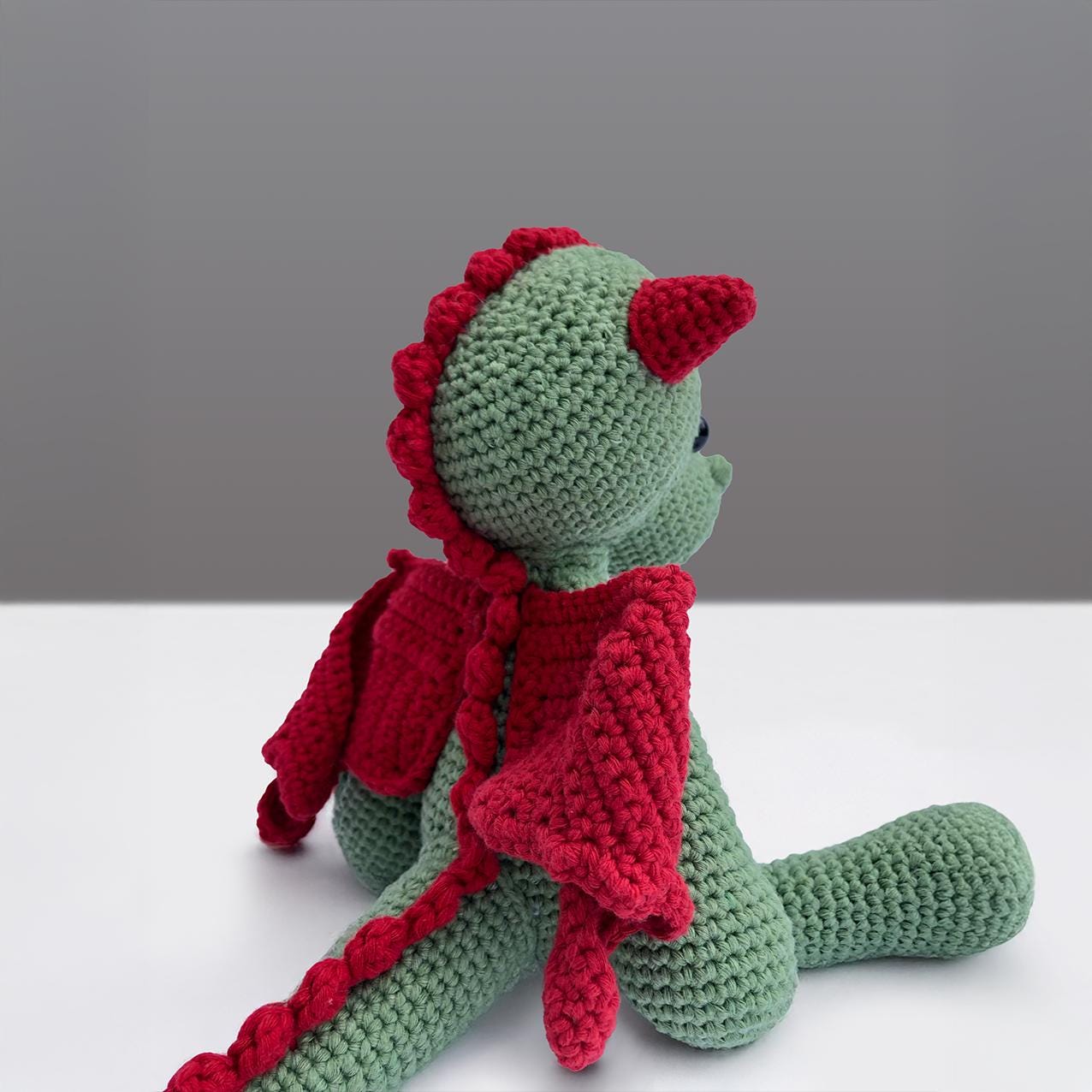 Handgemachter Drache „Galahad“ aus Bio-Baumwolle, gehäkelt in Amigurumi-Kunst, 28cm, kuscheliges Stofftier, Geschenkidee, Unikat