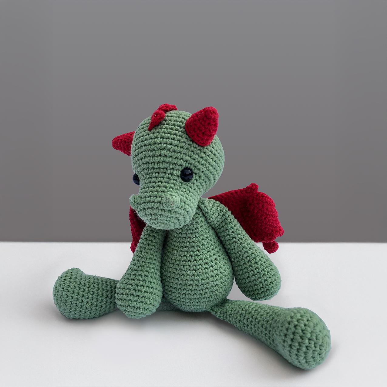 Handgemachter Drache „Galahad“ aus Bio-Baumwolle, gehäkelt in Amigurumi-Kunst, 28cm, kuscheliges Stofftier, Geschenkidee, Unikat