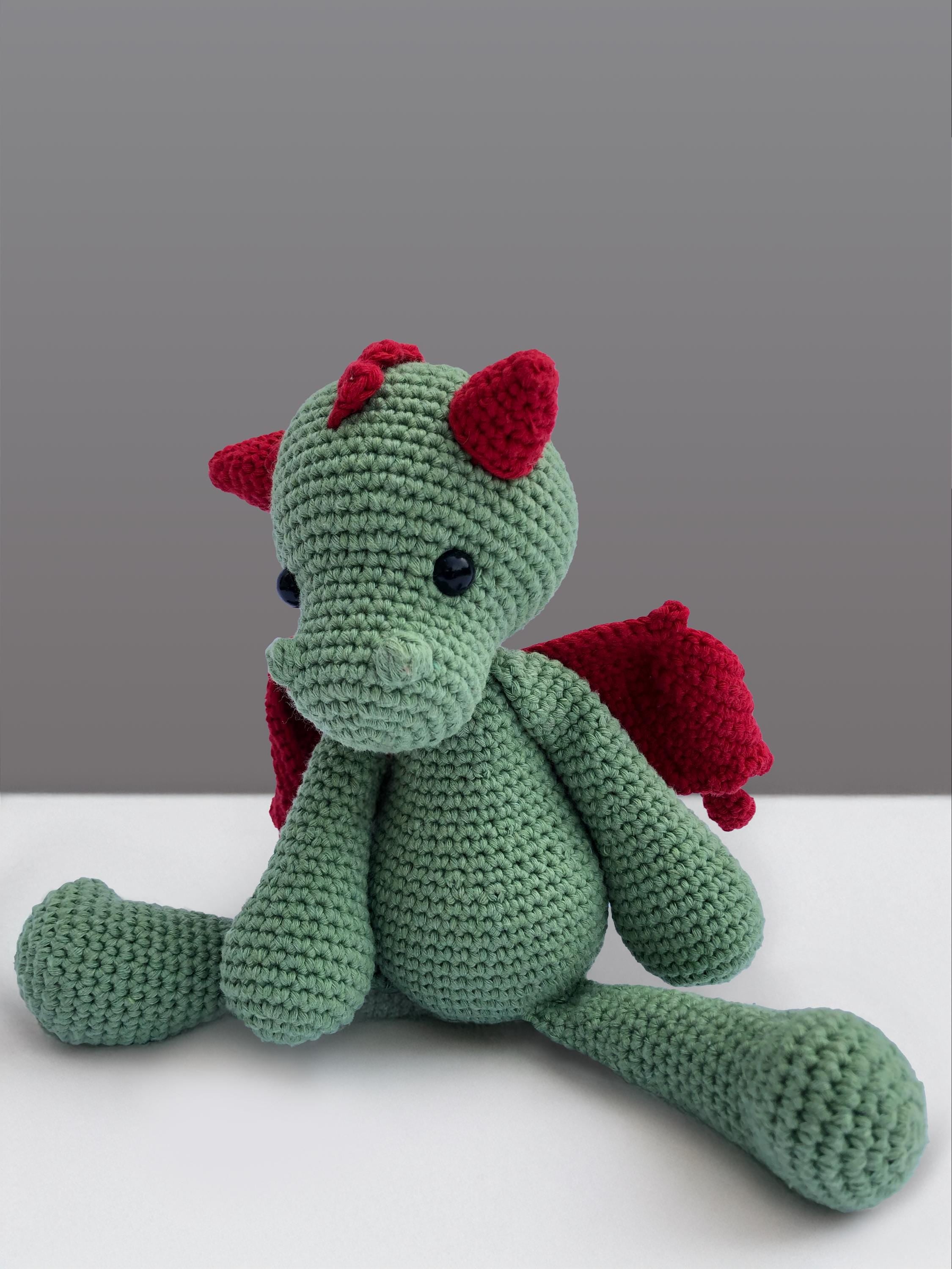 Handgemachter Drache „Galahad“ aus Bio-Baumwolle, gehäkelt in Amigurumi-Kunst, 28cm, kuscheliges Stofftier, Geschenkidee, Unikat