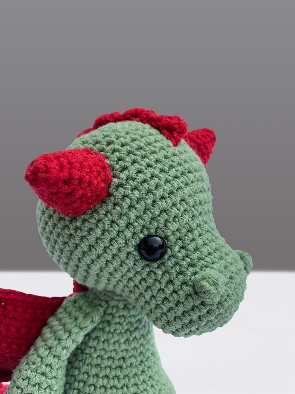 Handgemachter Drache „Galahad“ aus Bio-Baumwolle, gehäkelt in Amigurumi-Kunst, 28cm, kuscheliges Stofftier, Geschenkidee, Unikat