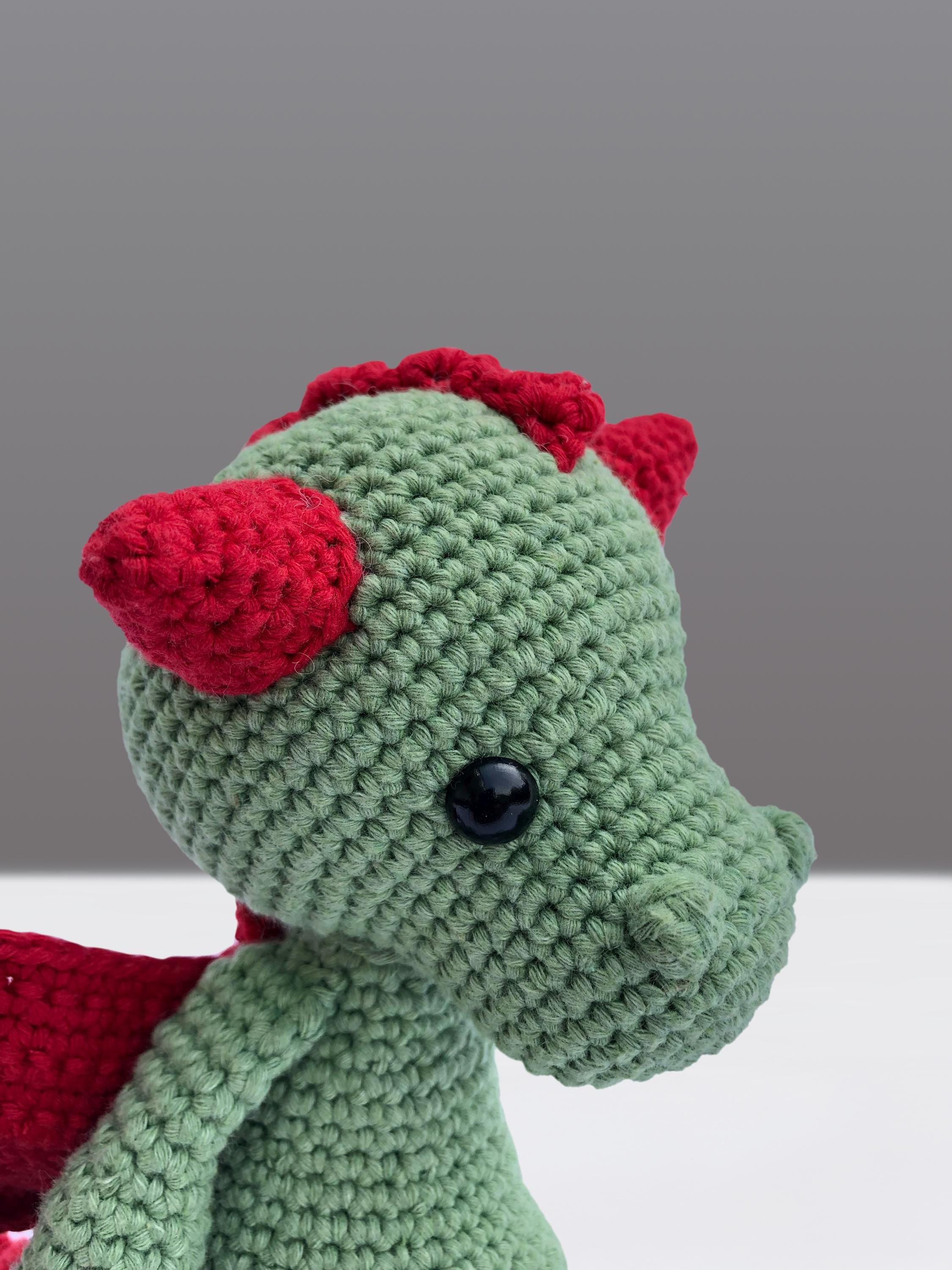 Handgemachter Drache „Galahad“ aus Bio-Baumwolle, gehäkelt in Amigurumi-Kunst, 28cm, kuscheliges Stofftier, Geschenkidee, Unikat