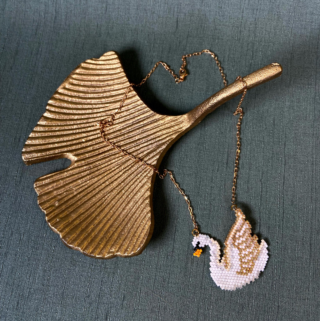 Elegante Miyuki-Perlenkette mit Schwan-Anhänger – handgefertigt