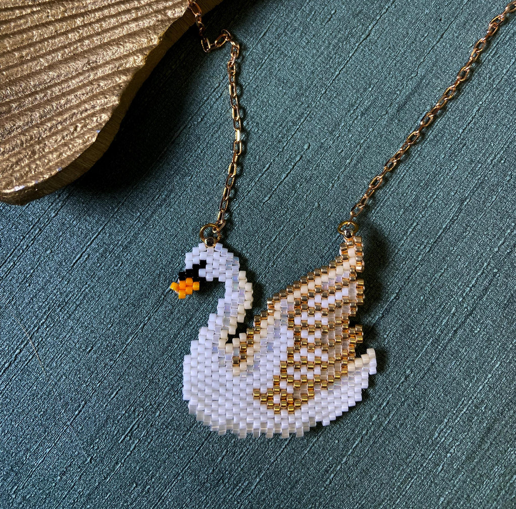 Elegante Miyuki-Perlenkette mit Schwan-Anhänger – handgefertigt