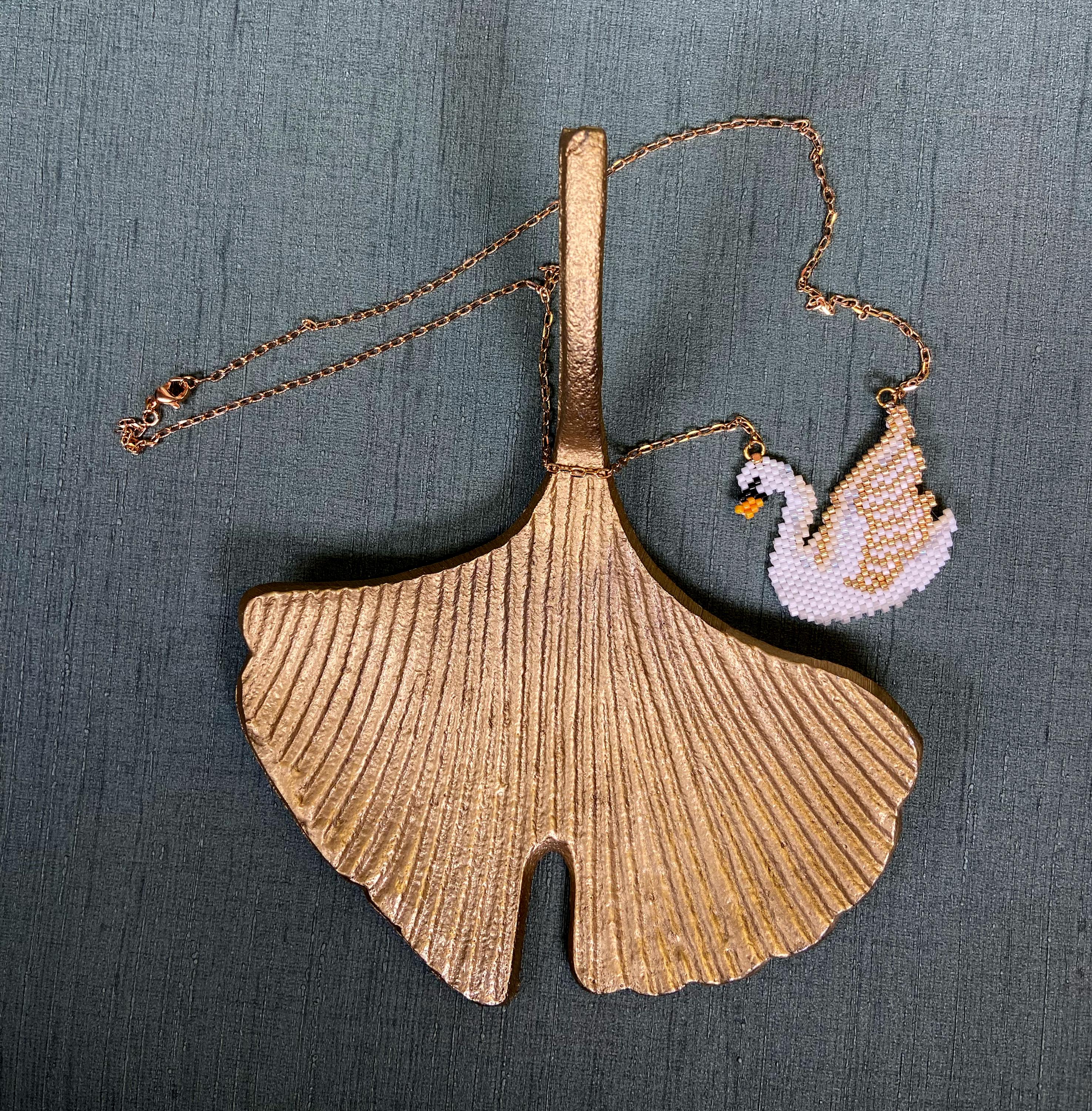 Elegante Miyuki-Perlenkette mit Schwan-Anhänger – handgefertigt