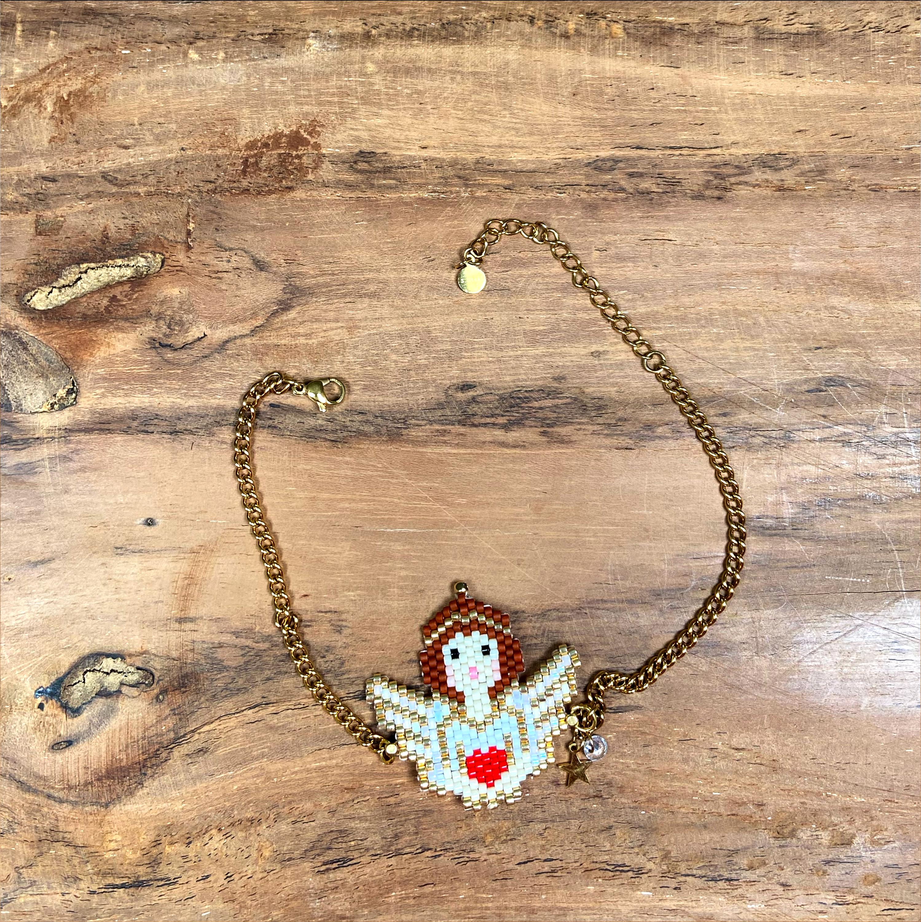 Handgefertigtes Armband mit Miyuki-Perlen – Engelmotiv mit rotem Herz Mit kleinem Sternanhänger und funkelndem Kristall-Detail, Schutzengel