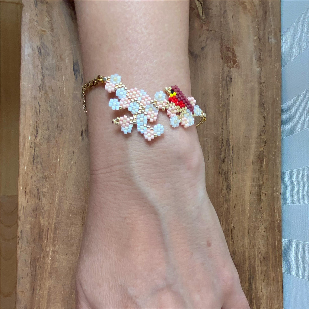 Handgefertigte Armband – Rotkehlchen auf zarten Blüten aus Miyuki-Perlen