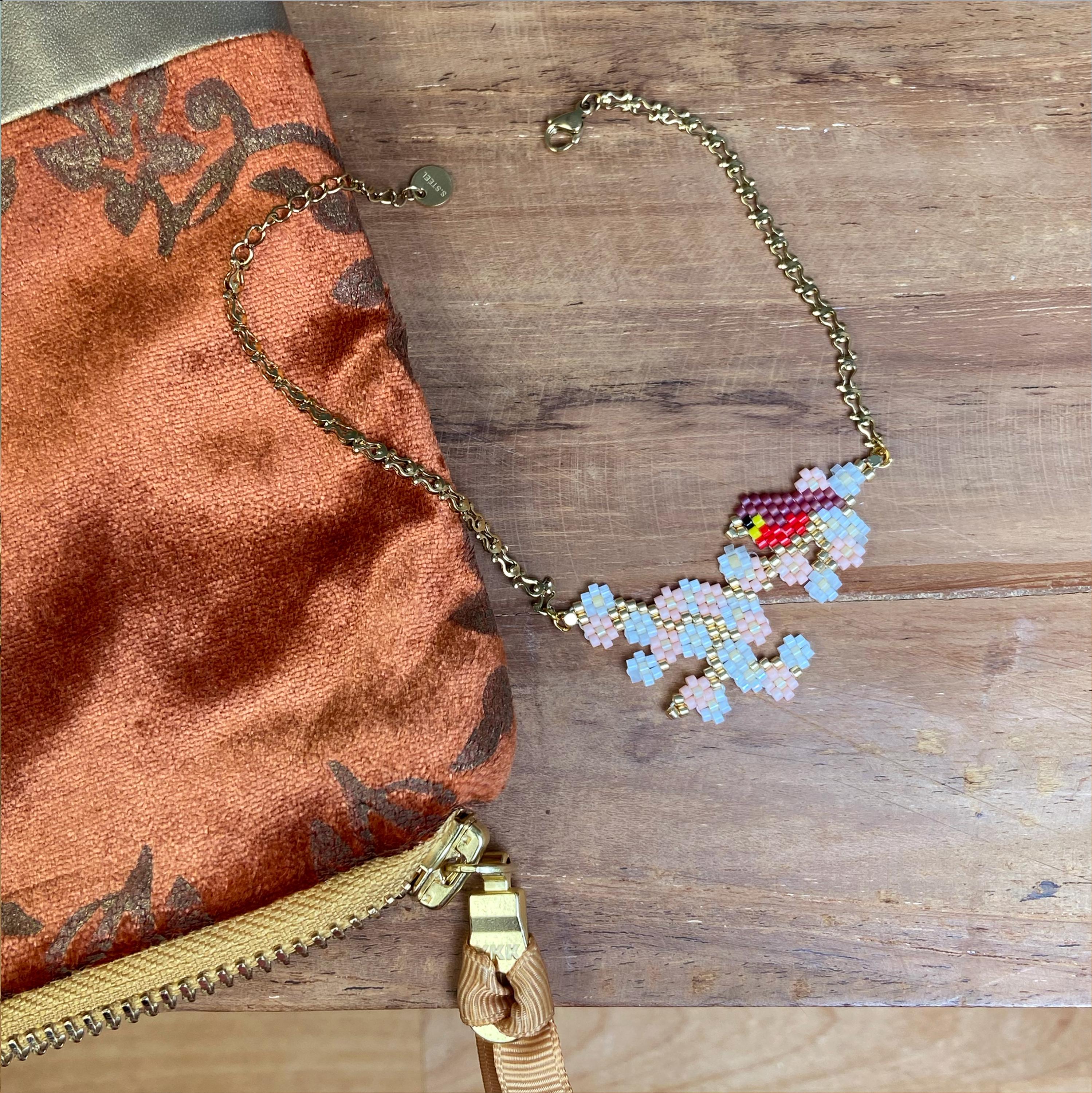 Handgefertigte Armband – Rotkehlchen auf zarten Blüten aus Miyuki-Perlen