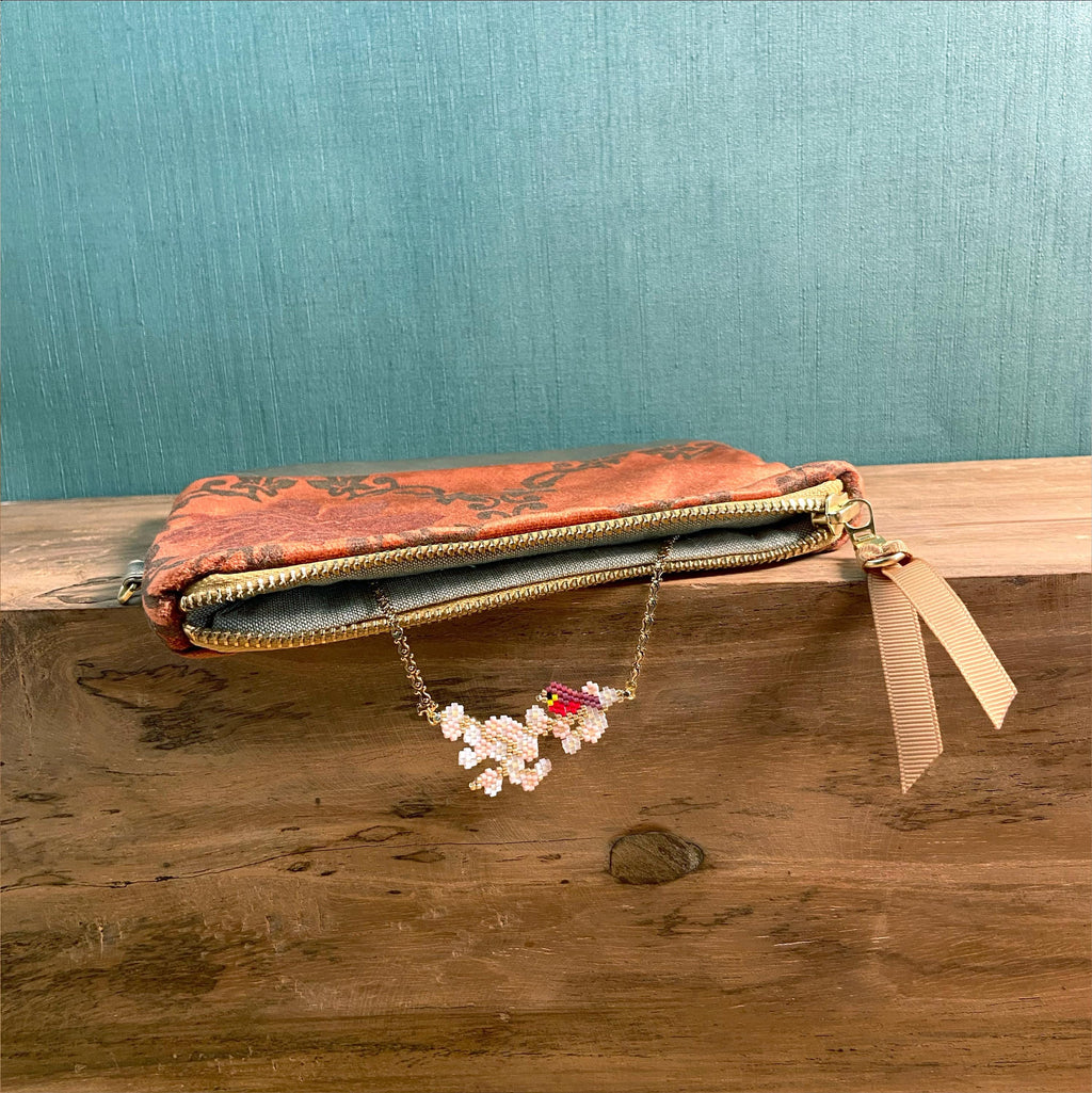 Handgefertigte Armband – Rotkehlchen auf zarten Blüten aus Miyuki-Perlen