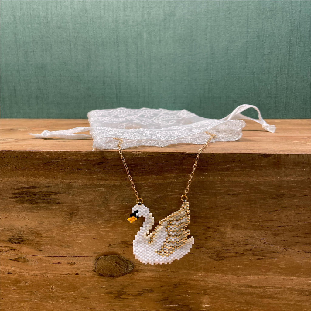 Elegante Miyuki-Perlenkette mit Schwan-Anhänger – handgefertigt