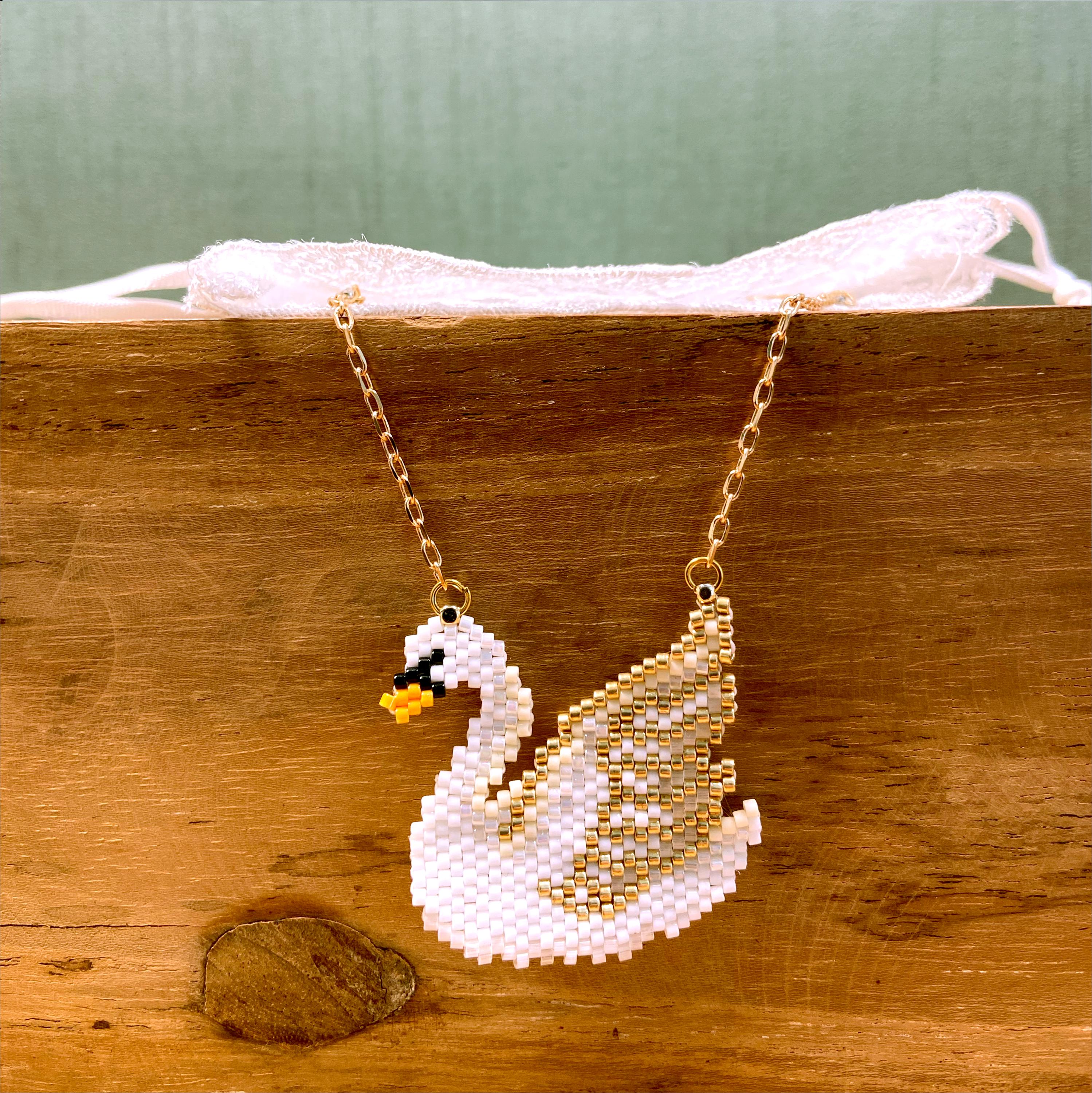 Elegante Miyuki-Perlenkette mit Schwan-Anhänger – handgefertigt