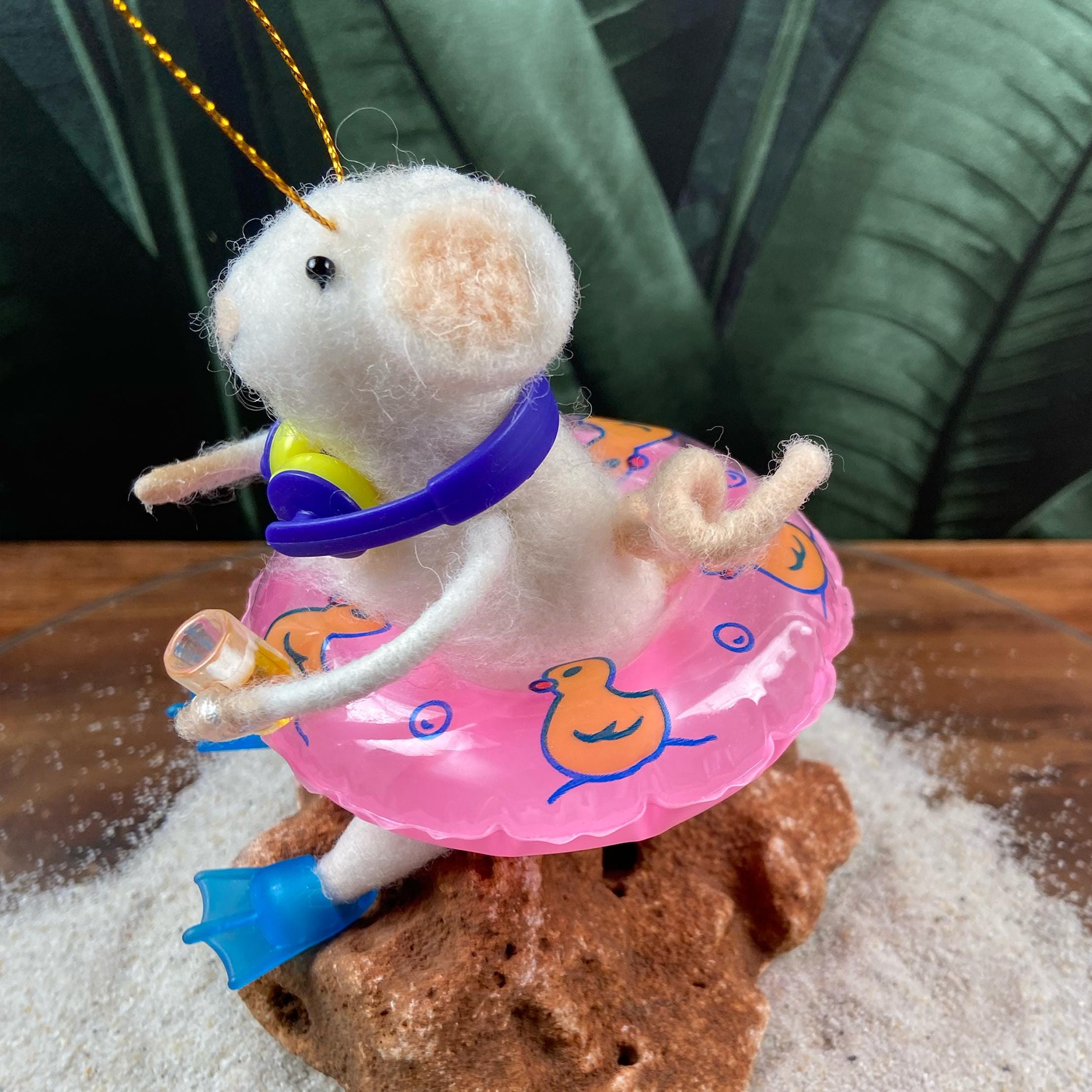 Filzmaus mit Schwimmring, Kopfhörern, einem Bierkrug in der Hand und blauen Flossen
