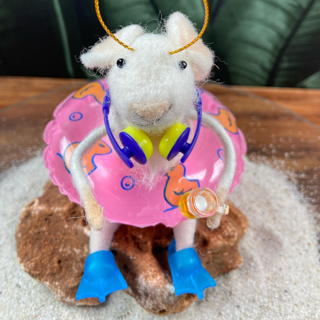 Filzmaus mit Schwimmring, Kopfhörern, einem Bierkrug in der Hand und blauen Flossen