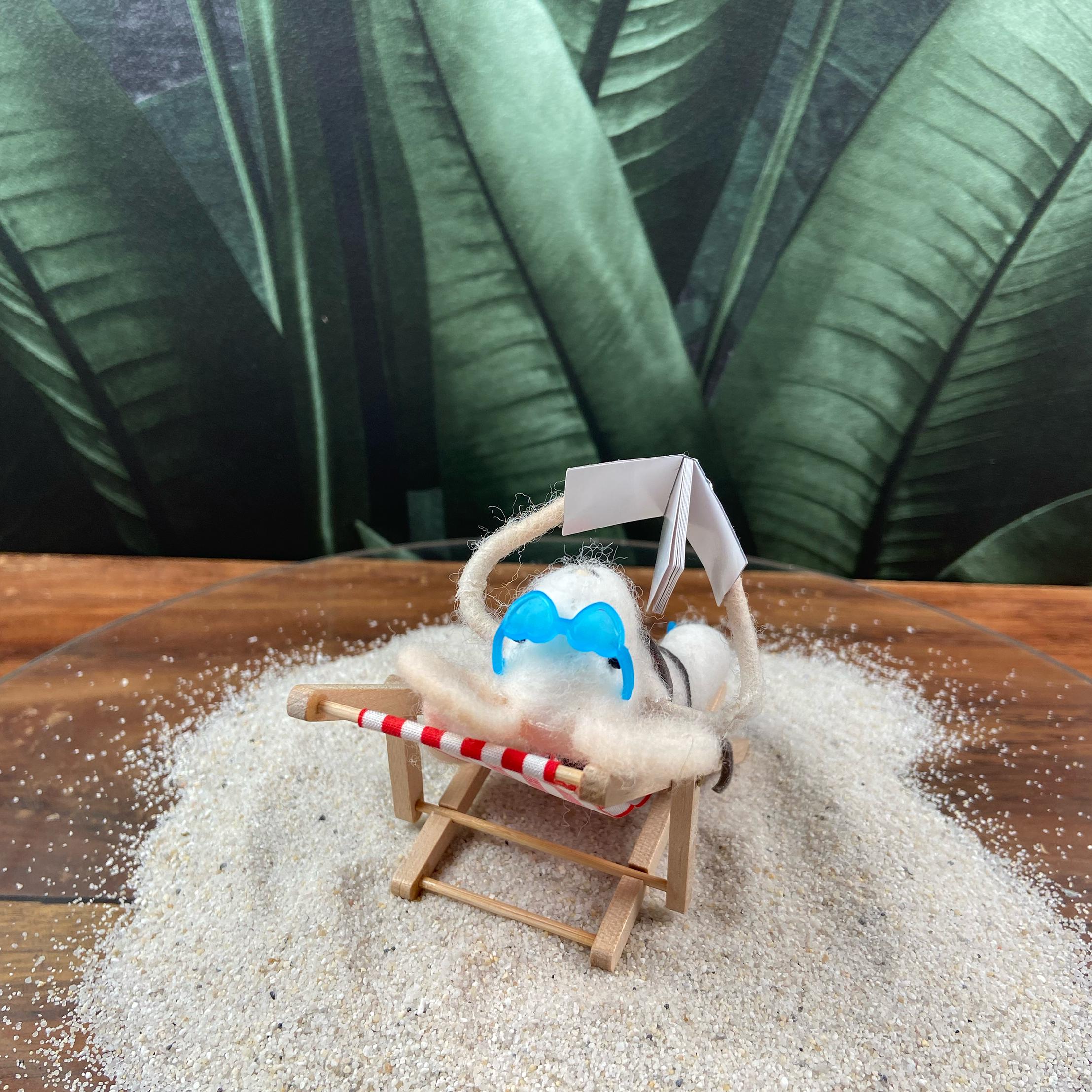 Handgemachte Filzmaus im Liegestuhl mit Buch & Badeanzug – Sommerdeko, Geschenk für Mama, 12 cm