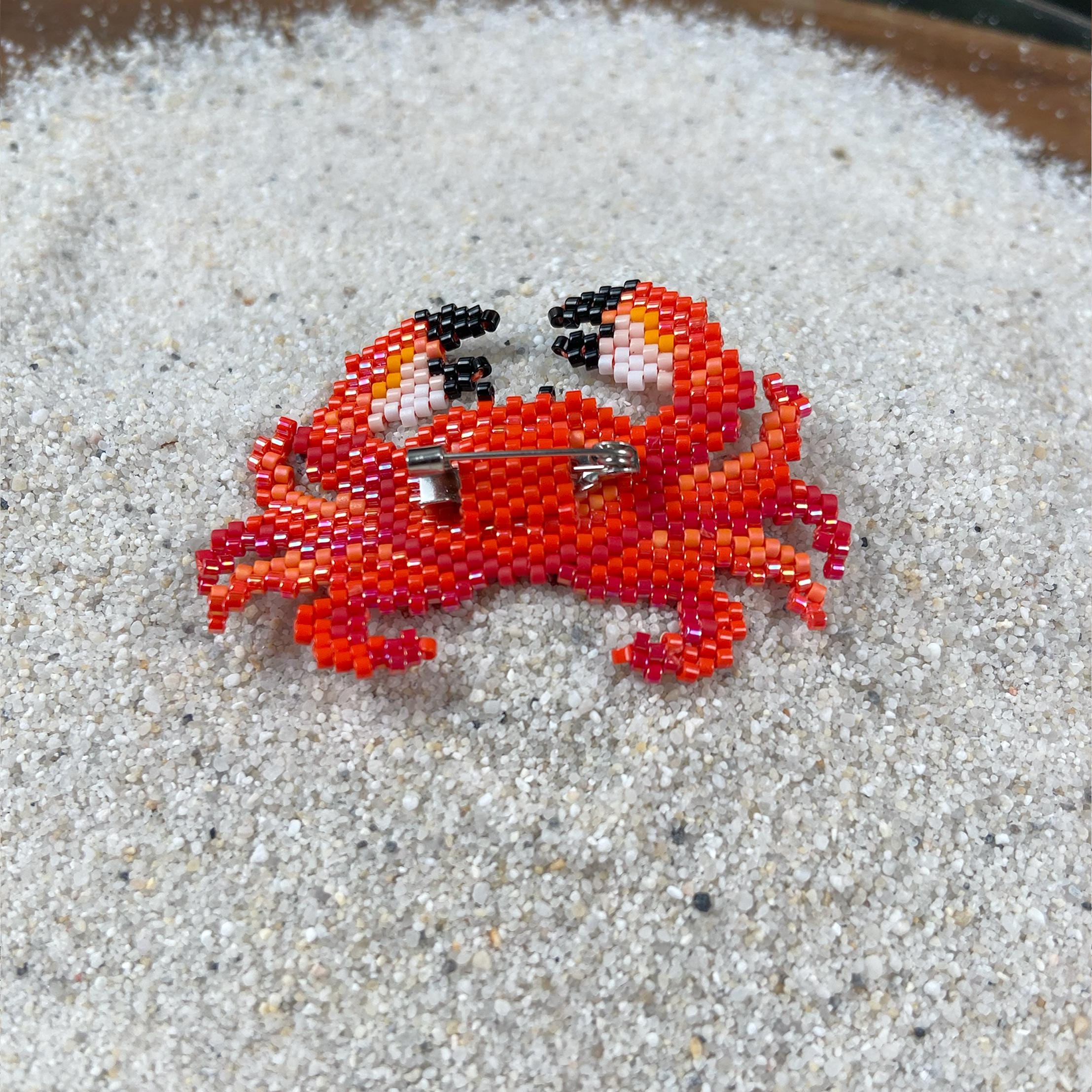 Miyuki Perlen Brosche Krebs – handgemachte Anstecknadel, Sommer Schmuck, 5,7 × 3,7 cm