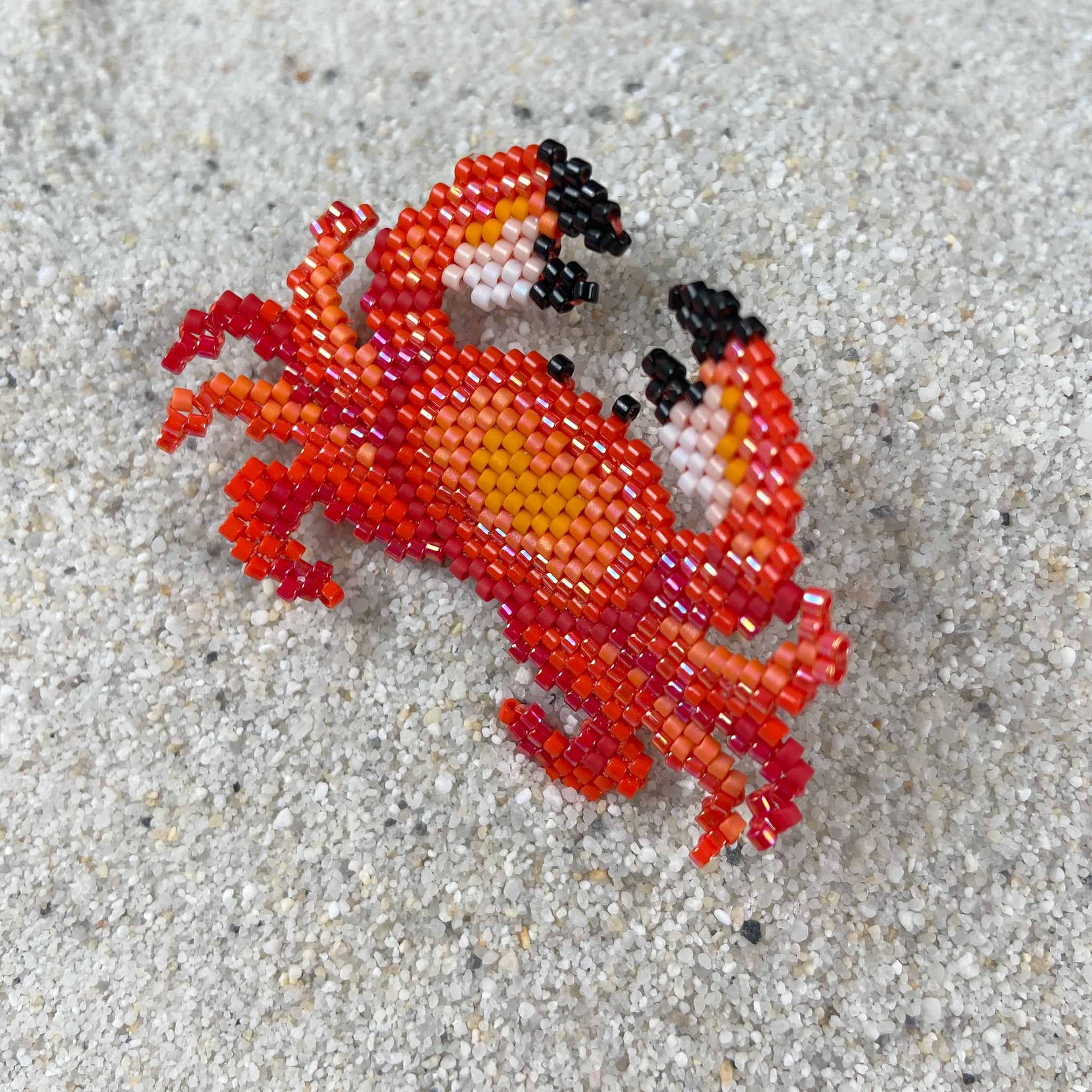 Miyuki Perlen Brosche Krebs – handgemachte Anstecknadel, Sommer Schmuck, 5,7 × 3,7 cm