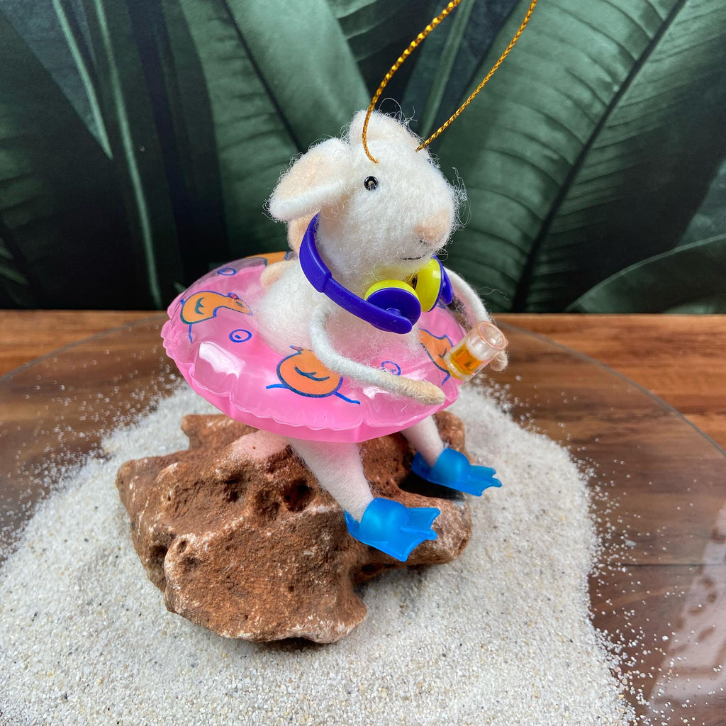 Filzmaus mit Schwimmring, Kopfhörern, einem Bierkrug in der Hand und blauen Flossen