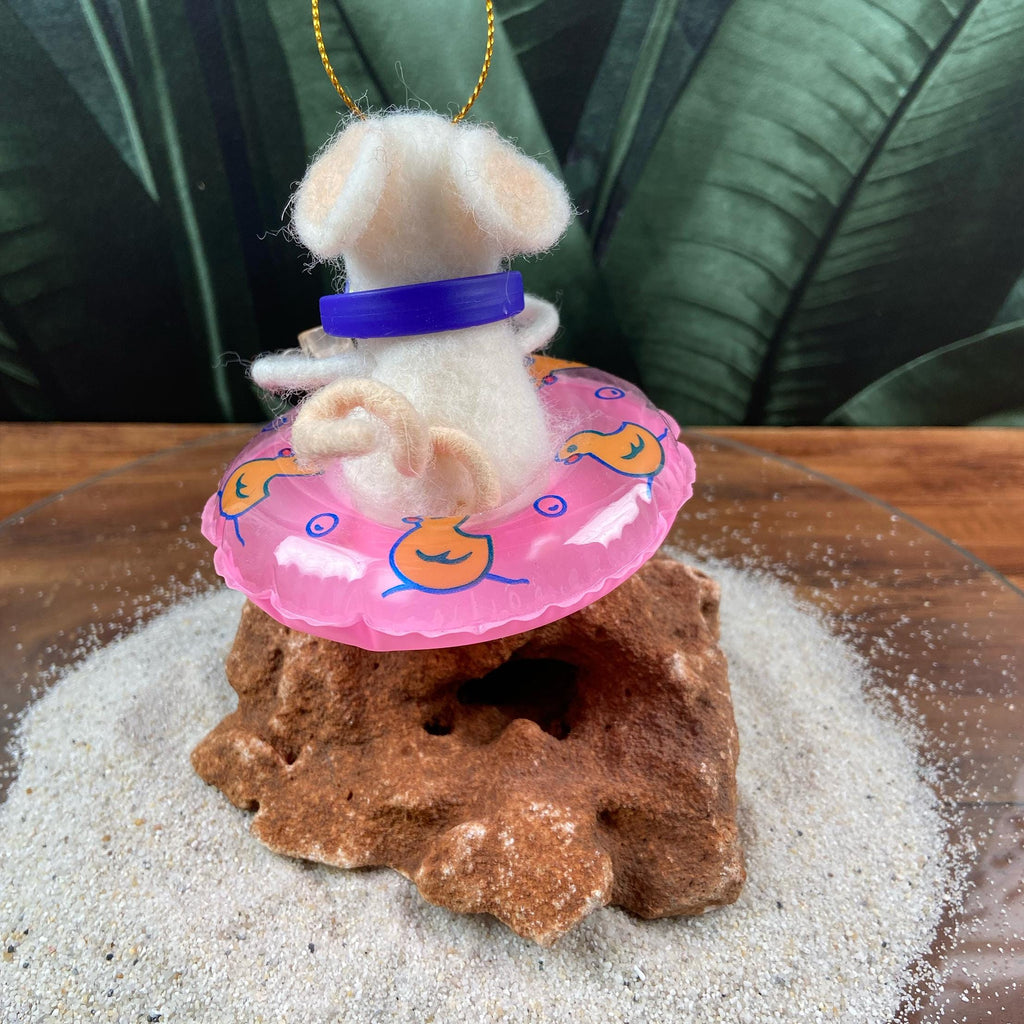 Filzmaus mit Schwimmring, Kopfhörern, einem Bierkrug in der Hand und blauen Flossen