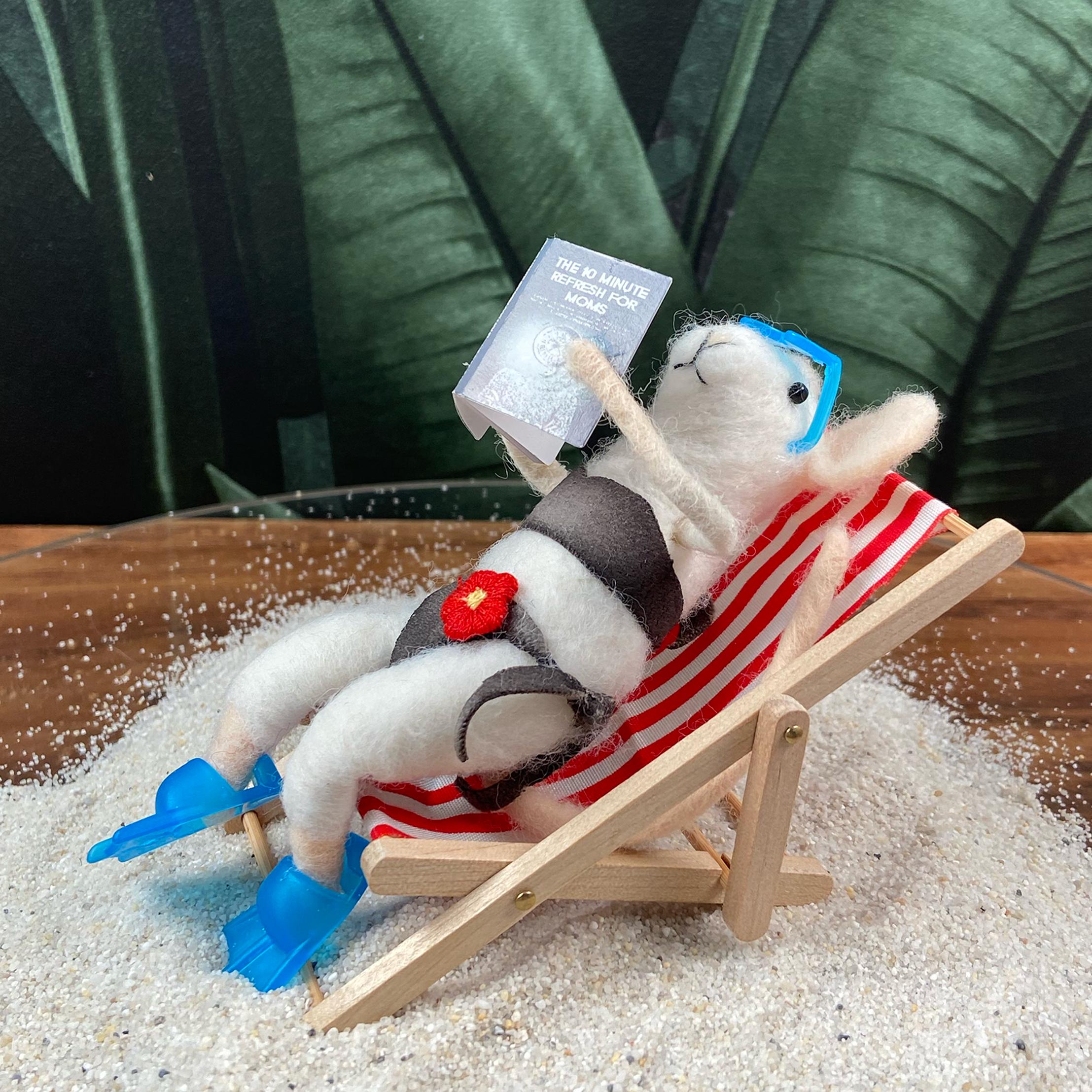 Handgemachte Filzmaus im Liegestuhl mit Buch & Badeanzug – Sommerdeko, Geschenk für Mama, 12 cm