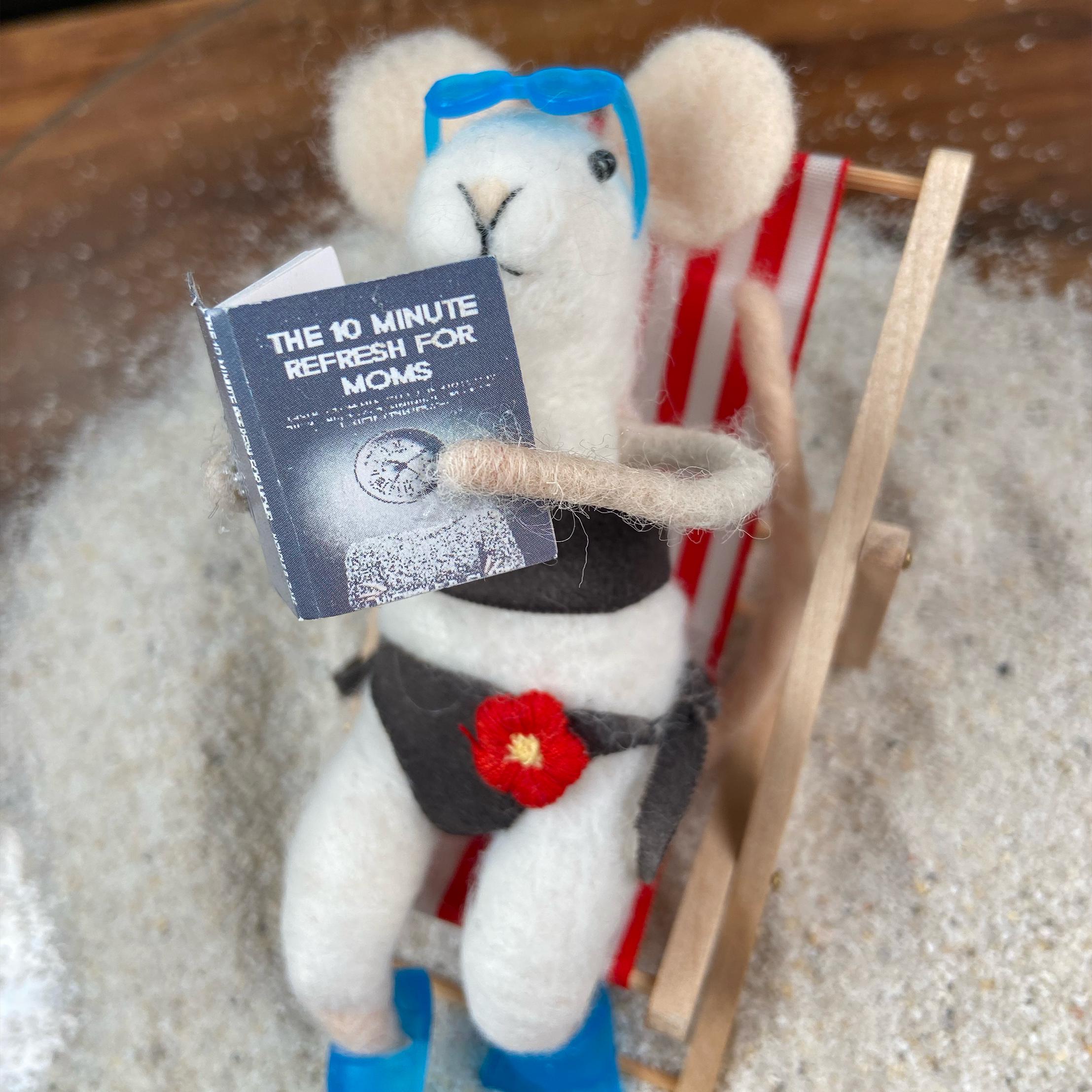 Handgemachte Filzmaus im Liegestuhl mit Buch & Badeanzug – Sommerdeko, Geschenk für Mama, 12 cm