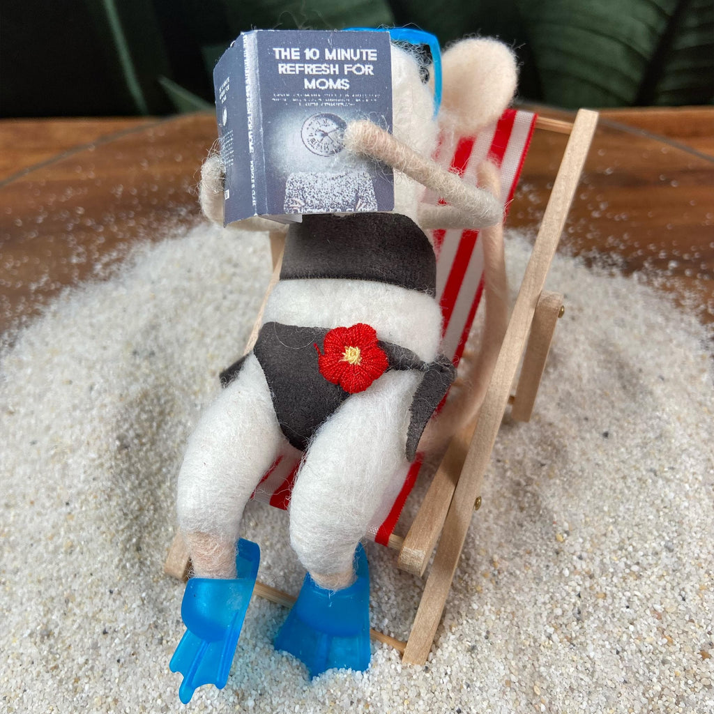 Handgemachte Filzmaus im Liegestuhl mit Buch & Badeanzug – Sommerdeko, Geschenk für Mama, 12 cm