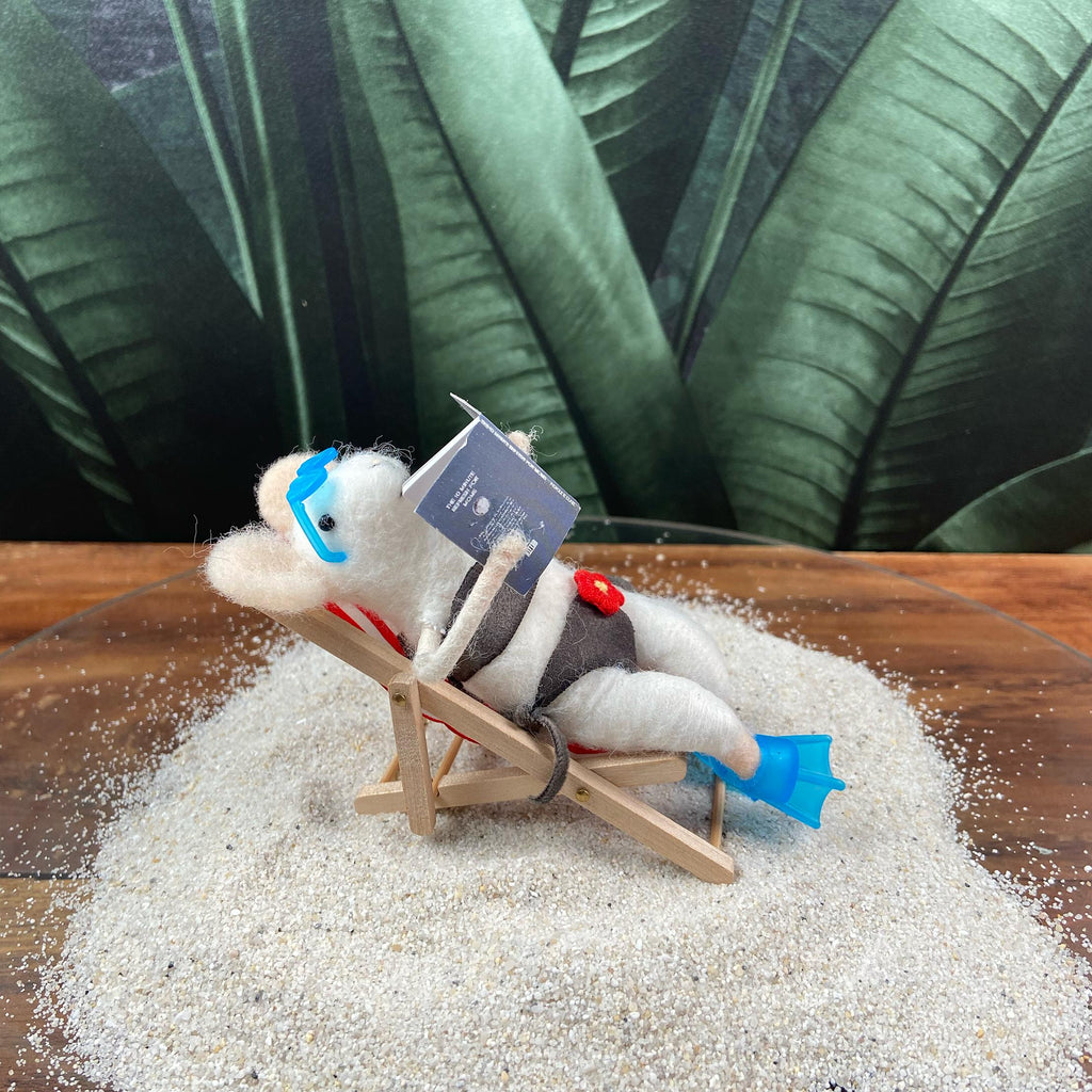 Handgemachte Filzmaus im Liegestuhl mit Buch & Badeanzug – Sommerdeko, Geschenk für Mama, 12 cm