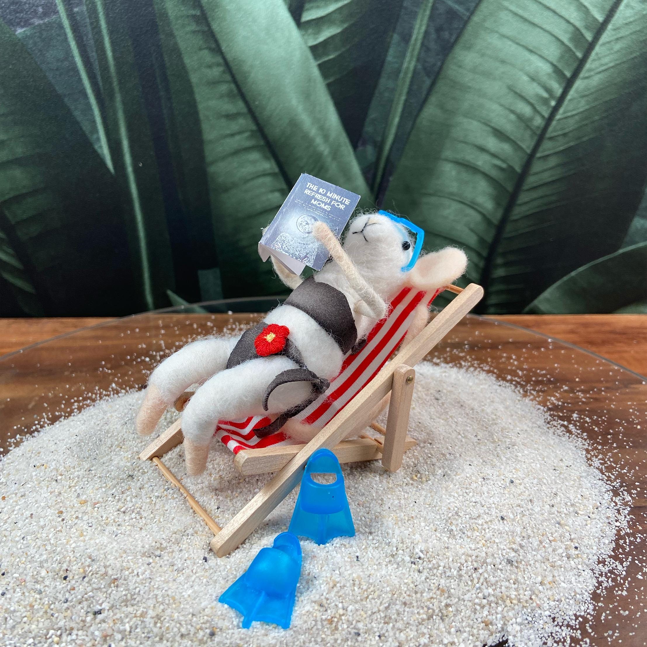 Handgemachte Filzmaus im Liegestuhl mit Buch & Badeanzug – Sommerdeko, Geschenk für Mama, 12 cm