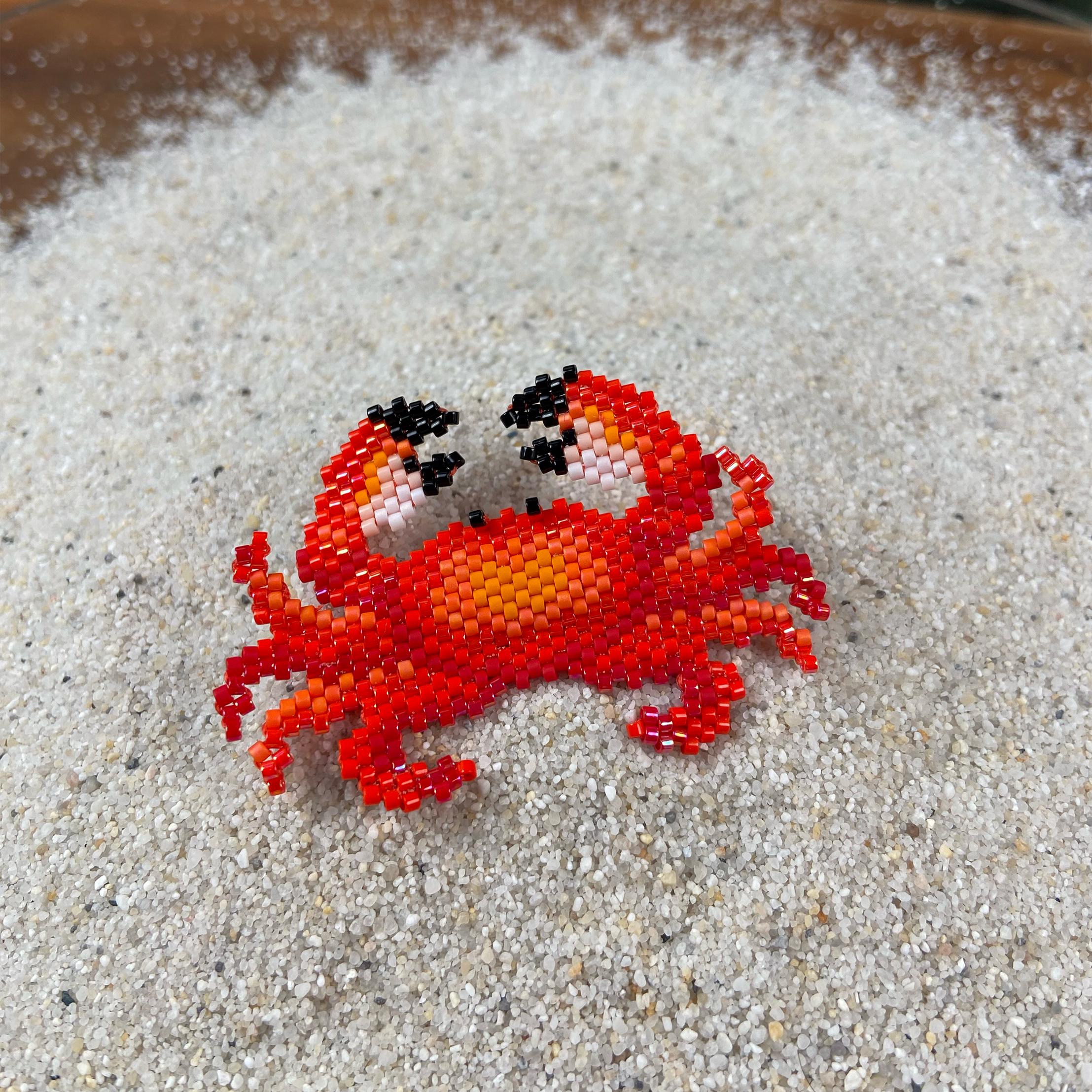 Miyuki Perlen Brosche Krebs – handgemachte Anstecknadel, Sommer Schmuck, 5,7 × 3,7 cm