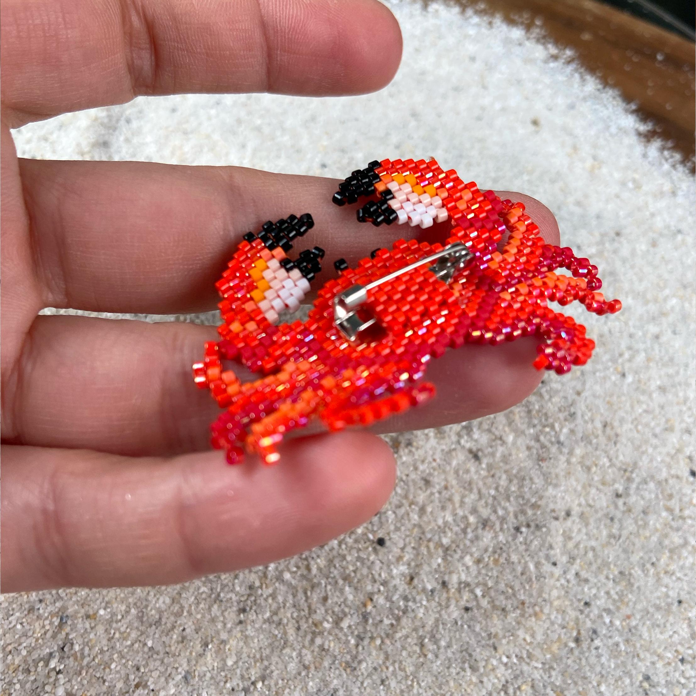 Miyuki Perlen Brosche Krebs – handgemachte Anstecknadel, Sommer Schmuck, 5,7 × 3,7 cm