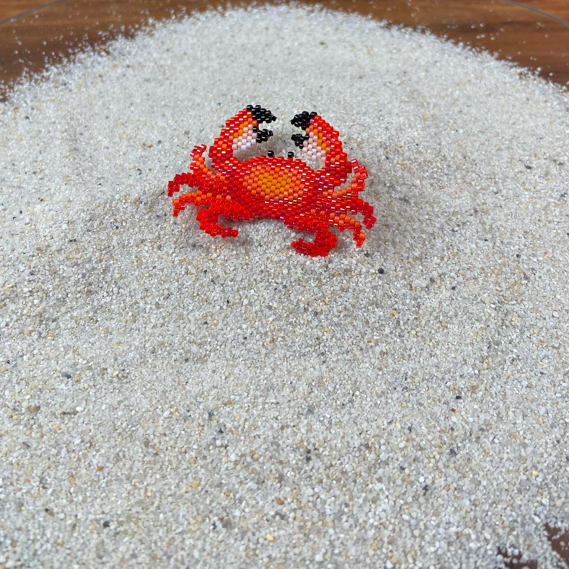 Miyuki Perlen Brosche Krebs – handgemachte Anstecknadel, Sommer Schmuck, 5,7 × 3,7 cm