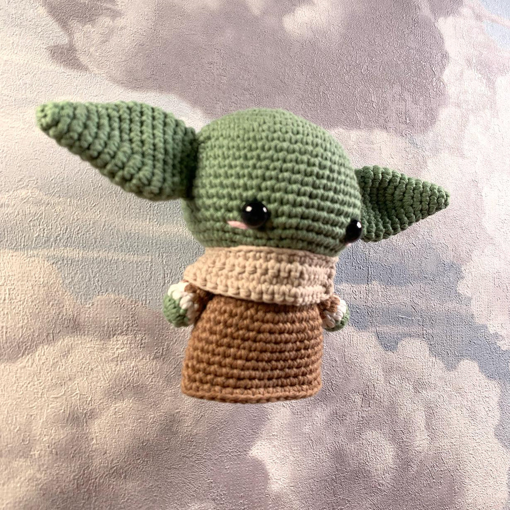 Baby Yoda Amigurumi gehäkelt aus Bio-Baumwolle, handmade Stofftier, Grogu Kuscheltier, 12 cm, Nerd Geschenk, maschinenwaschbar, Unikat