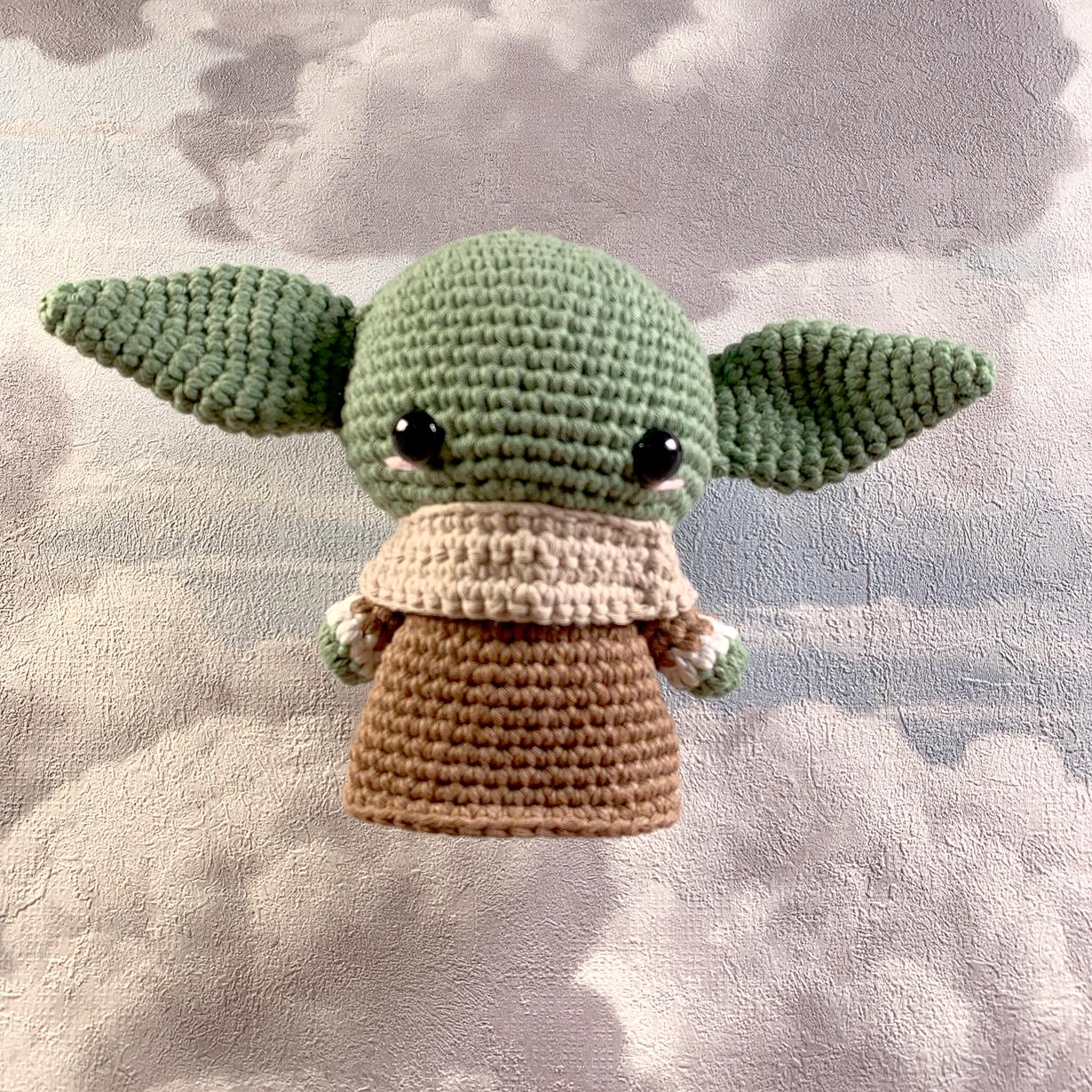 Baby Yoda Amigurumi gehäkelt aus Bio-Baumwolle, handmade Stofftier, Grogu Kuscheltier, 12 cm, Nerd Geschenk, maschinenwaschbar, Unikat