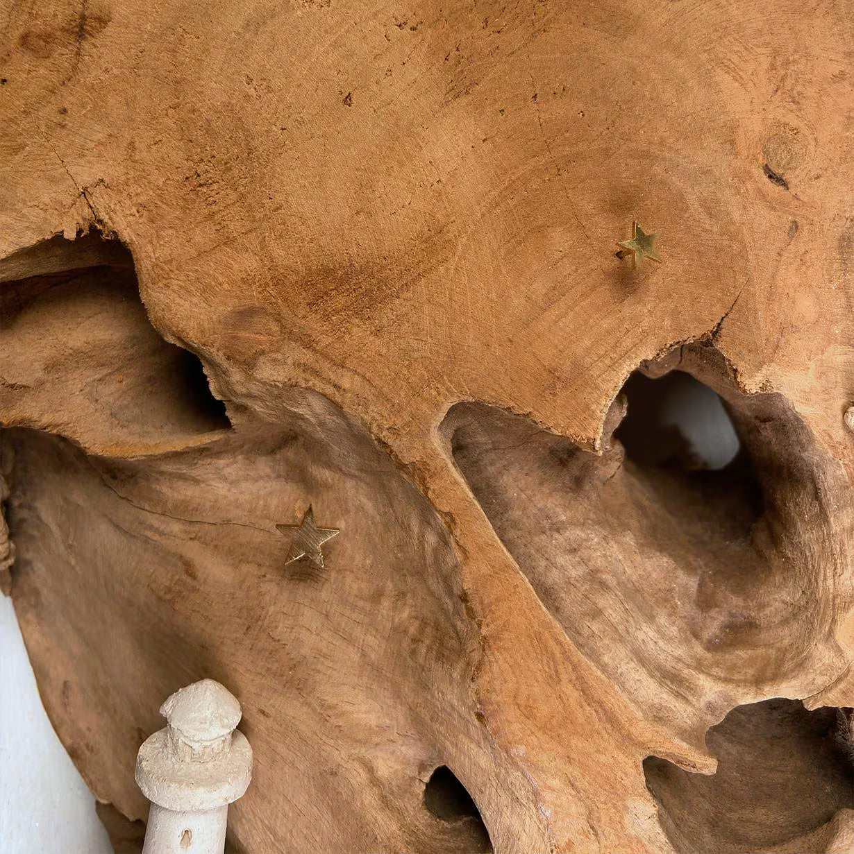 Herz-Dekoration aus Teakholz mit Keramik-Mond, Leuchttrum & goldenen Sternen – Handgemacht – Unikat Geschenkidee für Weihnachten und Alltag