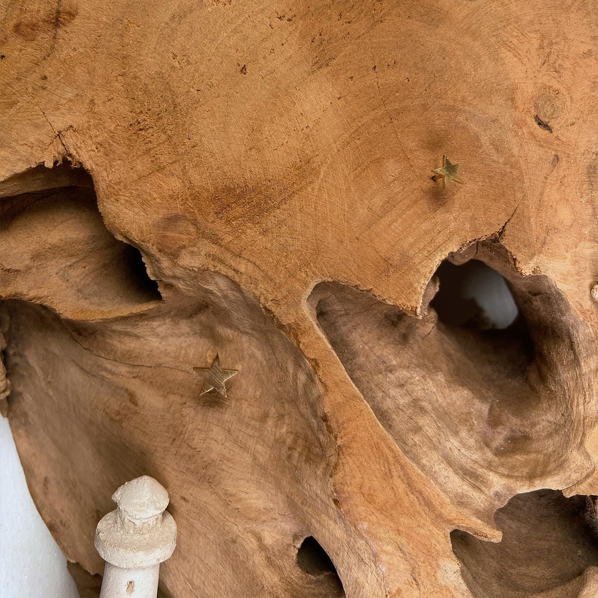 Herz-Dekoration aus Teakholz mit Keramik-Mond, Leuchttrum & goldenen Sternen – Handgemacht – Unikat Geschenkidee für Weihnachten und Alltag