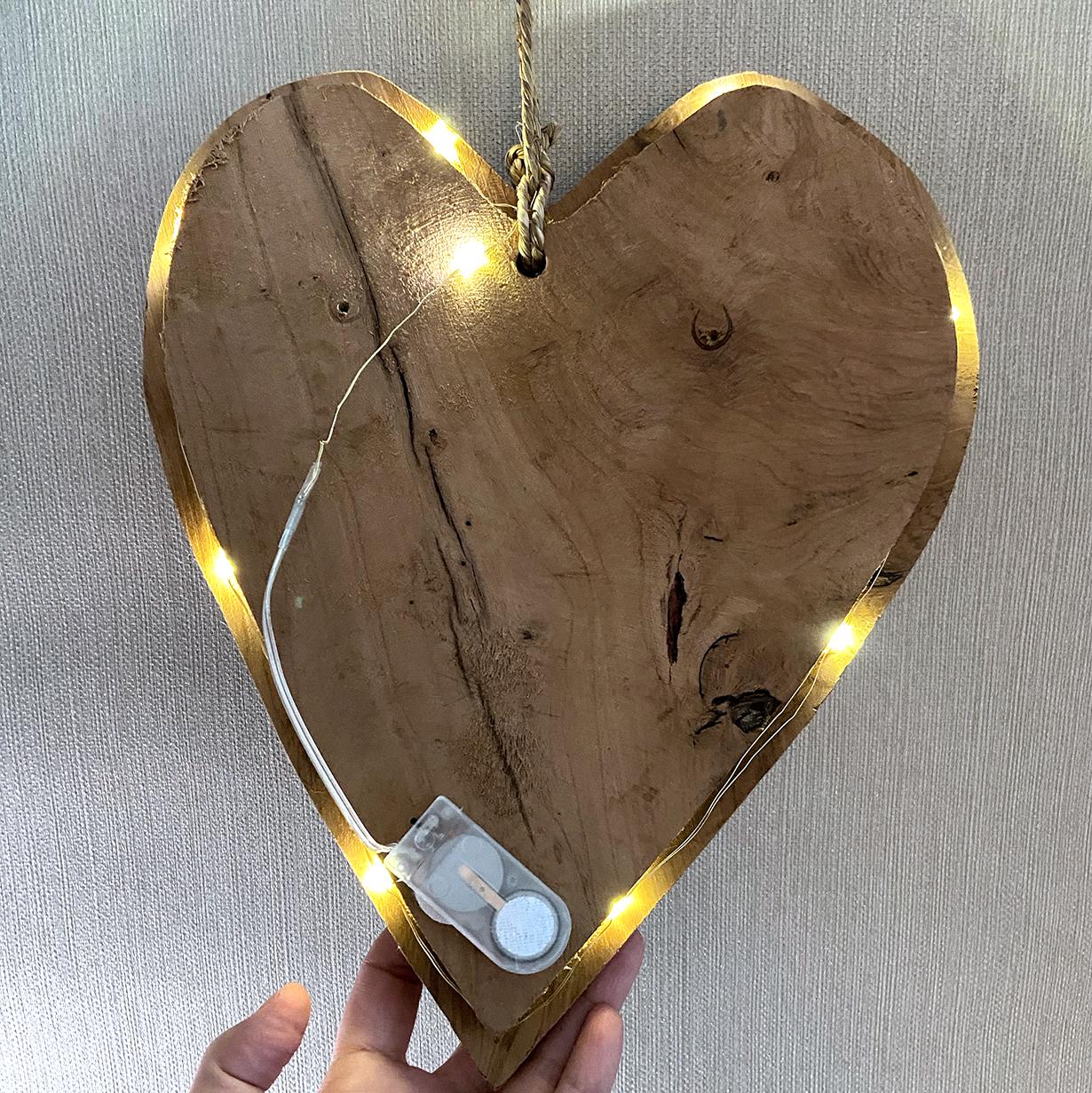 Herzdeko aus Teakholz mit handgefertigtem Leuchtturm & Vogelhaus – LED-Wanddeko maritim – Unikat Geschenk