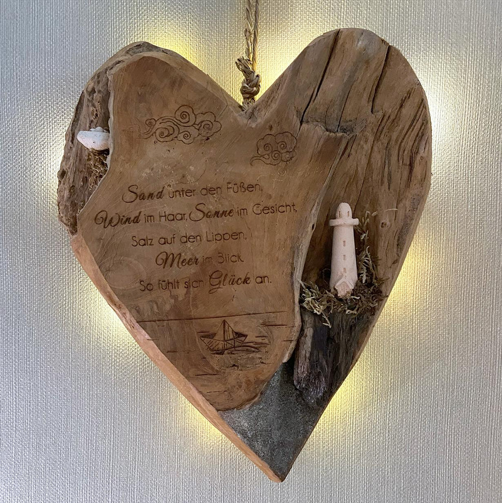 Herzdeko aus Teakholz mit handgefertigtem Leuchtturm & Vogelhaus – LED-Wanddeko maritim – Unikat Geschenk