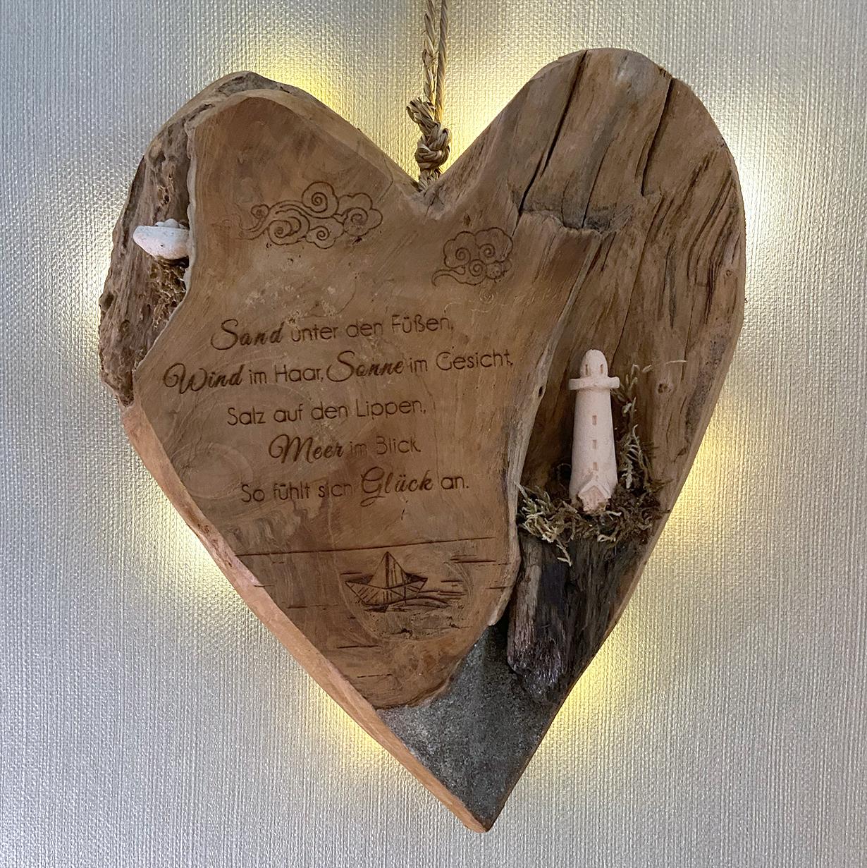 Herzdeko aus Teakholz mit handgefertigtem Leuchtturm & Vogelhaus – LED-Wanddeko maritim – Unikat Geschenk