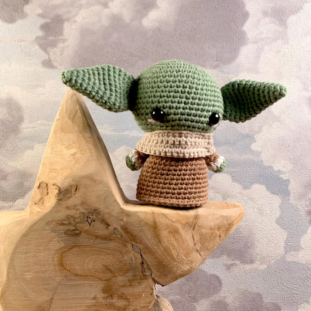 Baby Yoda Amigurumi gehäkelt aus Bio-Baumwolle, handmade Stofftier, Grogu Kuscheltier, 12 cm, Nerd Geschenk, maschinenwaschbar, Unikat