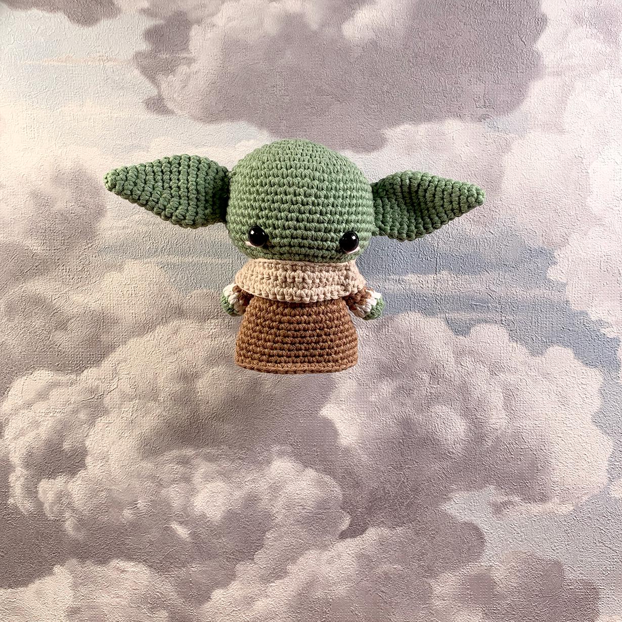 Baby Yoda Amigurumi gehäkelt aus Bio-Baumwolle, handmade Stofftier, Grogu Kuscheltier, 12 cm, Nerd Geschenk, maschinenwaschbar, Unikat