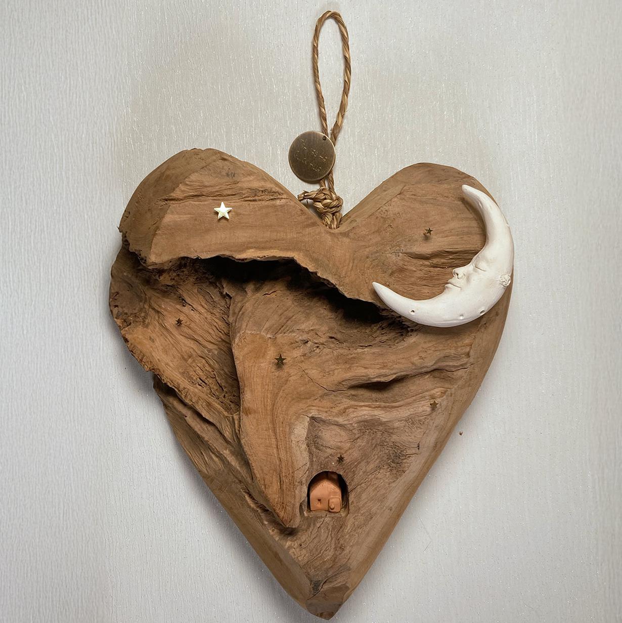 Herz-Dekoration aus Teakholz mit Keramik-Mond, Mini-Haus & goldenen Sternen – Handgemacht – Geschenkidee für Weihnachten und Alltag