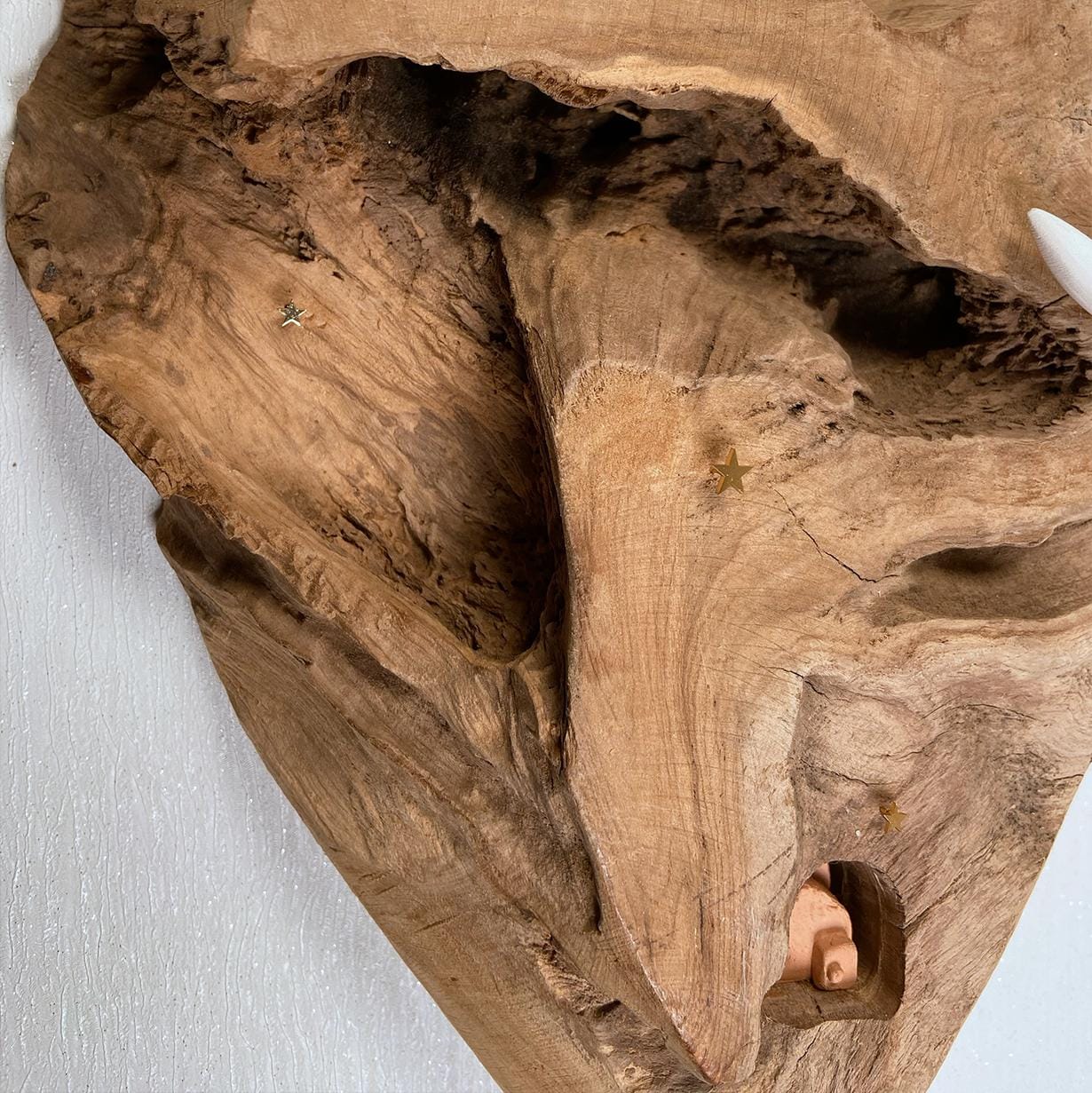 Herz-Dekoration aus Teakholz mit Keramik-Mond, Mini-Haus & goldenen Sternen – Handgemacht – Geschenkidee für Weihnachten und Alltag