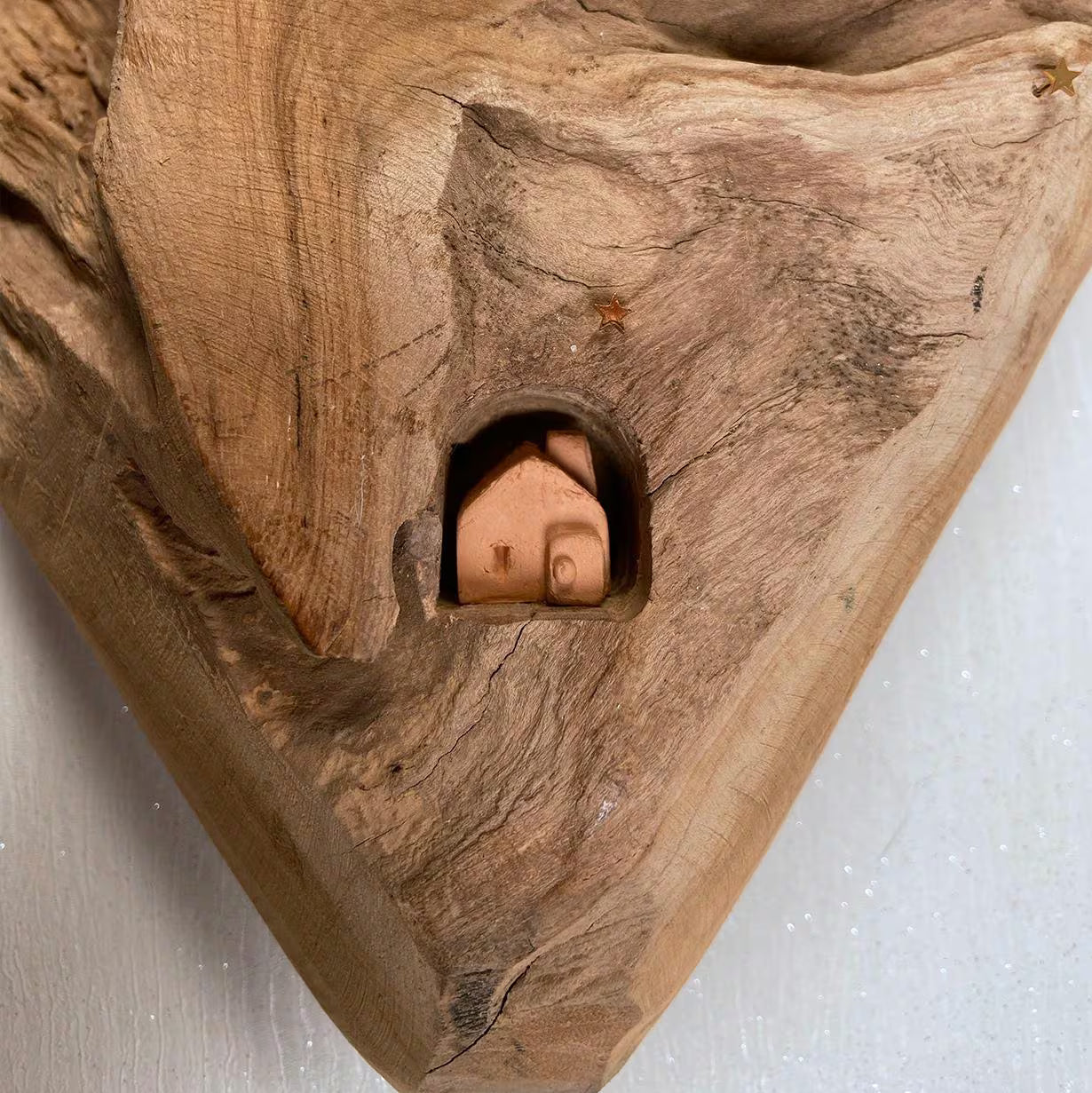 Herz-Dekoration aus Teakholz mit Keramik-Mond, Mini-Haus & goldenen Sternen – Handgemacht – Geschenkidee für Weihnachten und Alltag