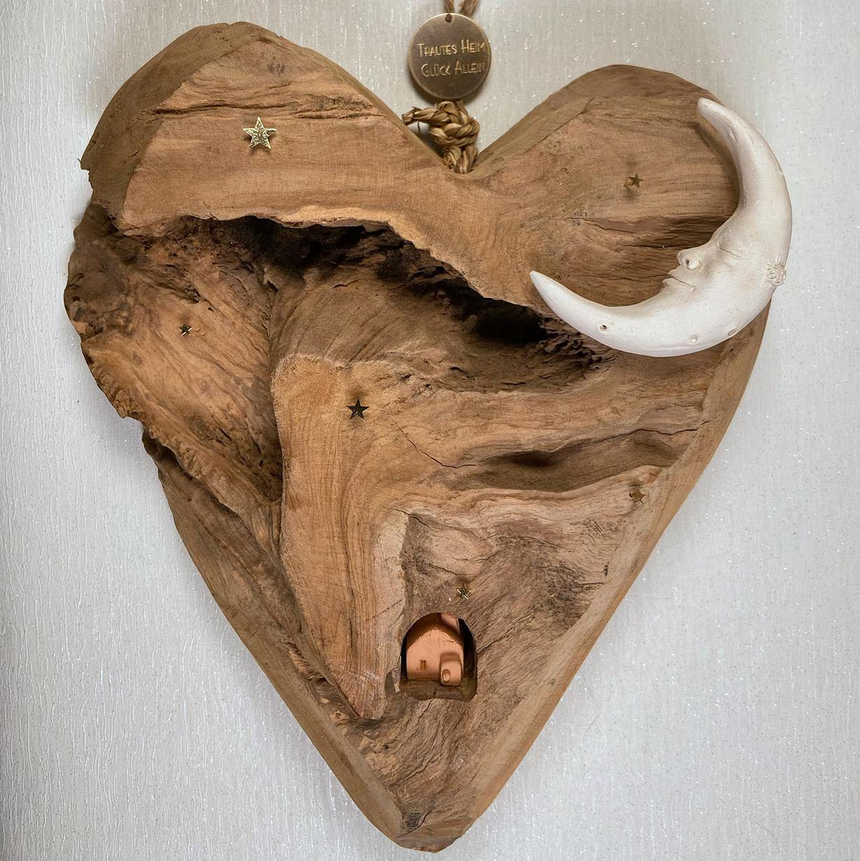 Herz-Dekoration aus Teakholz mit Keramik-Mond, Mini-Haus & goldenen Sternen – Handgemacht – Geschenkidee für Weihnachten und Alltag