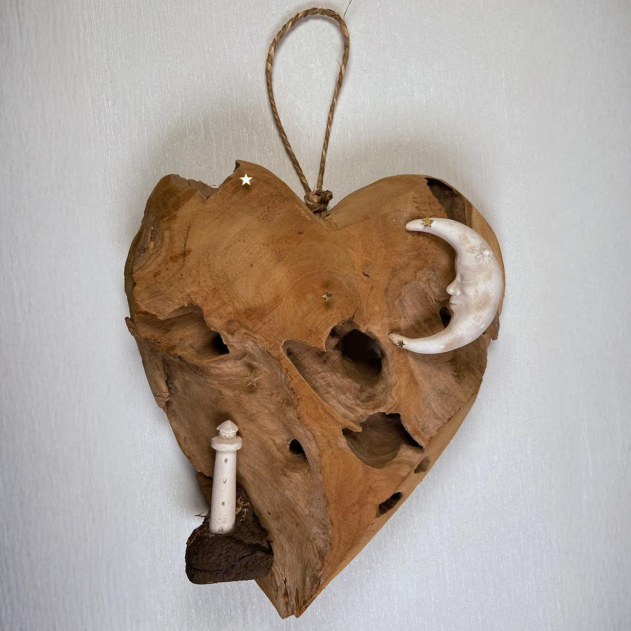 Herz-Dekoration aus Teakholz mit Keramik-Mond, Leuchttrum & goldenen Sternen – Handgemacht – Unikat Geschenkidee für Weihnachten und Alltag