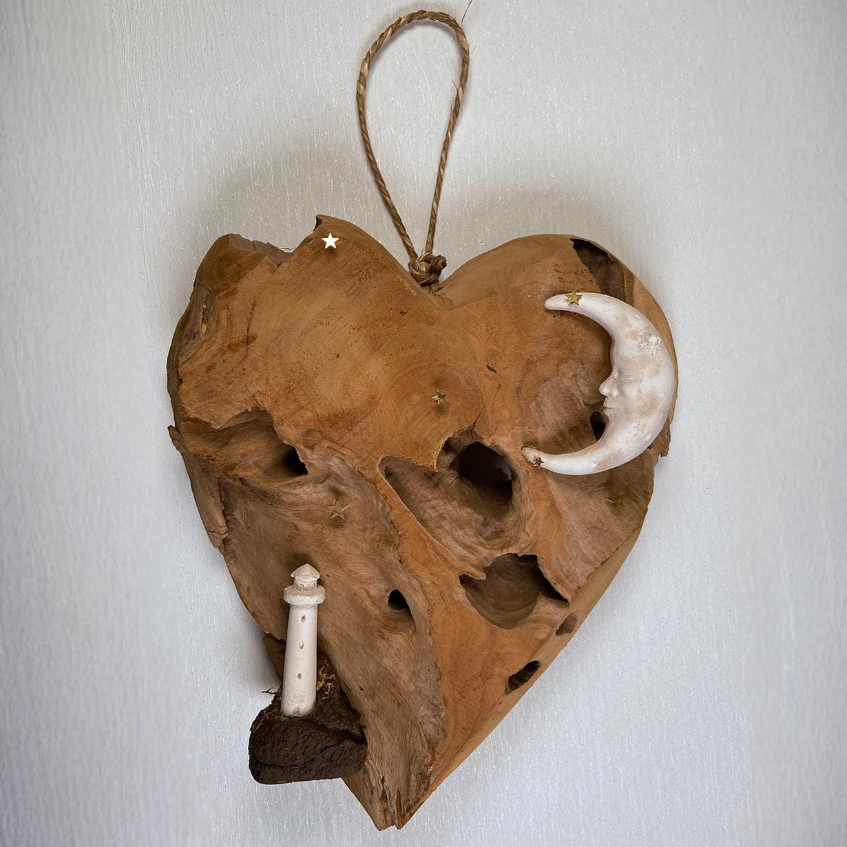 Herz-Dekoration aus Teakholz mit Keramik-Mond, Leuchttrum & goldenen Sternen – Handgemacht – Unikat Geschenkidee für Weihnachten und Alltag