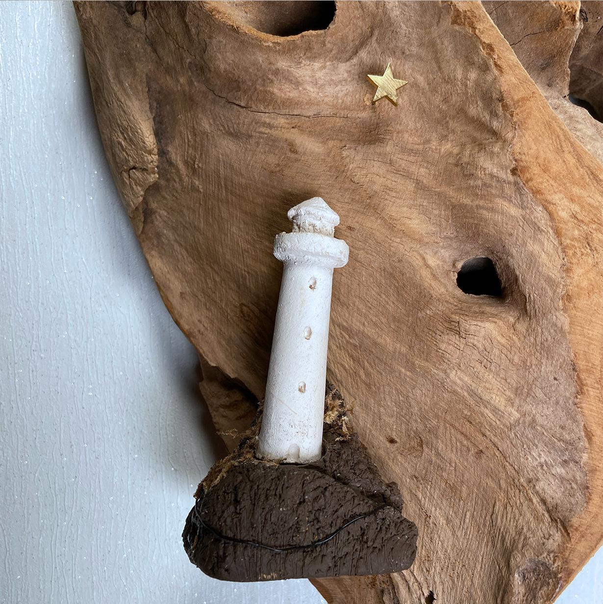 Herz-Dekoration aus Teakholz mit Keramik-Mond, Leuchttrum & goldenen Sternen – Handgemacht – Unikat Geschenkidee für Weihnachten und Alltag