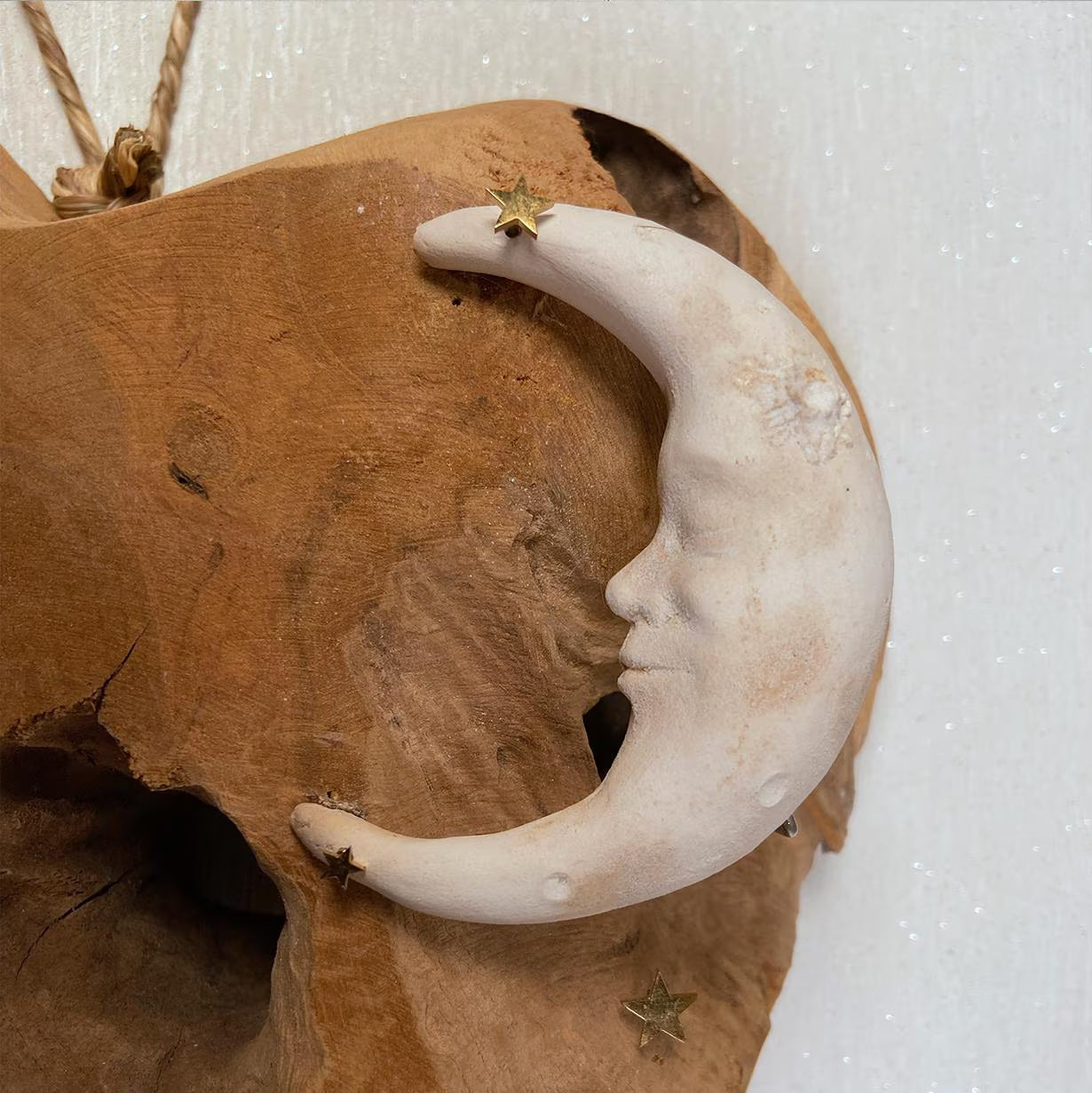 Herz-Dekoration aus Teakholz mit Keramik-Mond, Leuchttrum & goldenen Sternen – Handgemacht – Unikat Geschenkidee für Weihnachten und Alltag