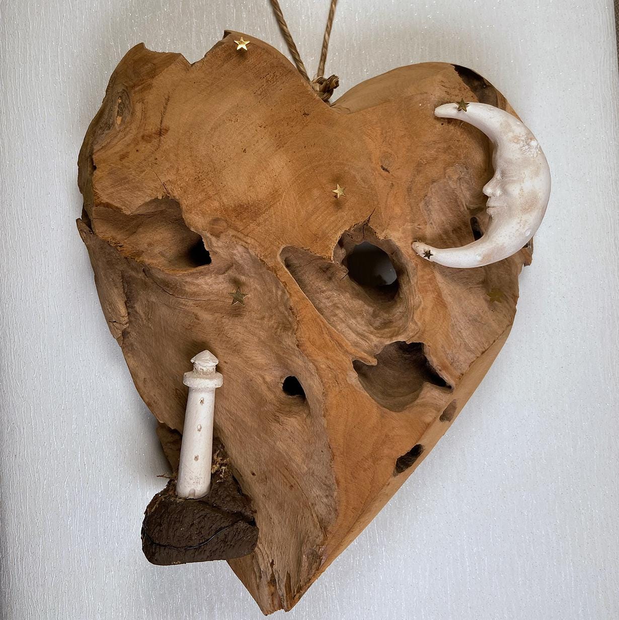 Herz-Dekoration aus Teakholz mit Keramik-Mond, Leuchttrum & goldenen Sternen – Handgemacht – Unikat Geschenkidee für Weihnachten und Alltag