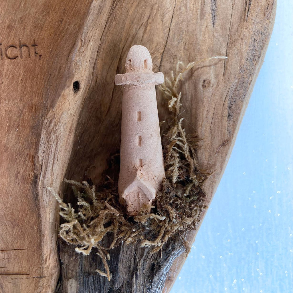Herzdeko aus Teakholz mit handgefertigtem Leuchtturm & Vogelhaus – LED-Wanddeko maritim – Unikat Geschenk